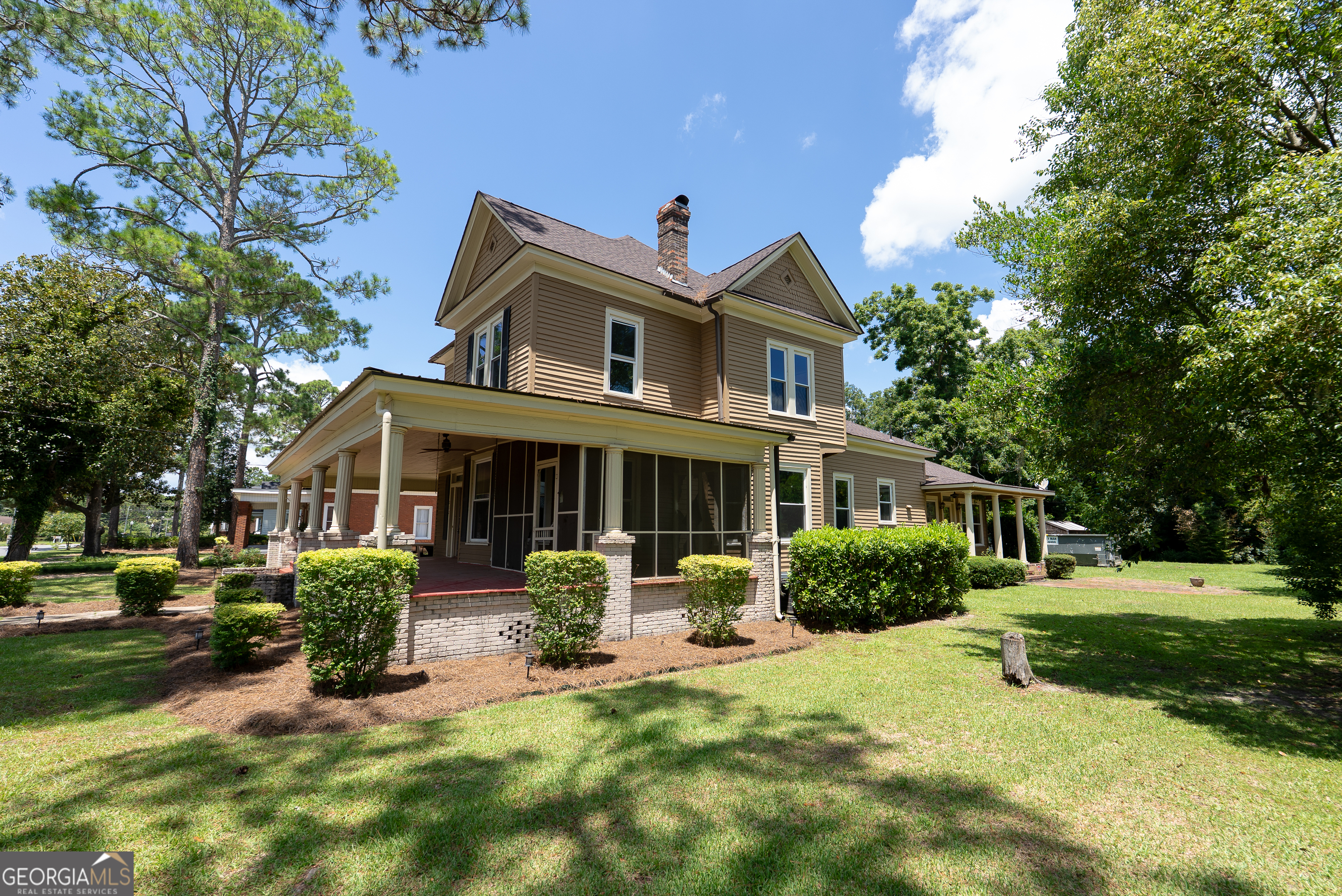 212 Hand Avenue W Property Photo 4