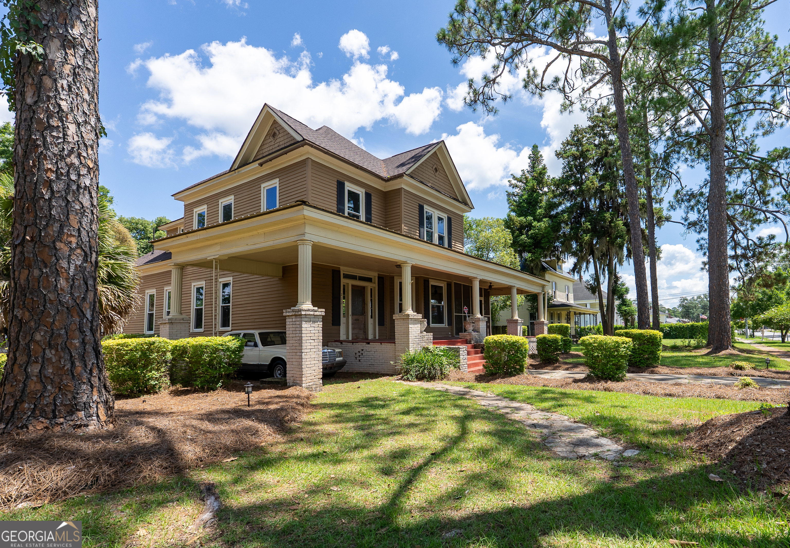 212 Hand Avenue W Property Photo 8