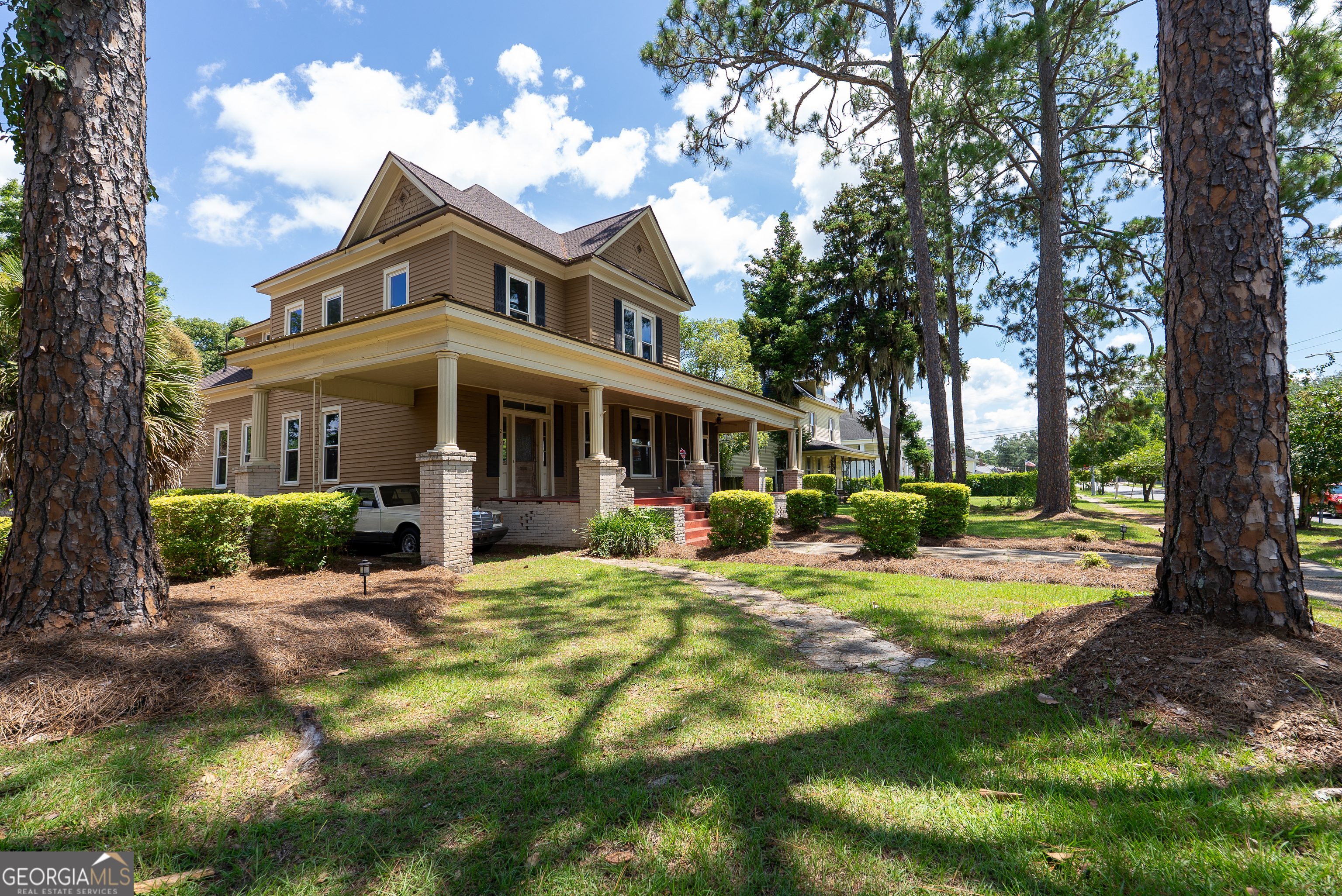 212 Hand Avenue W Property Photo 9