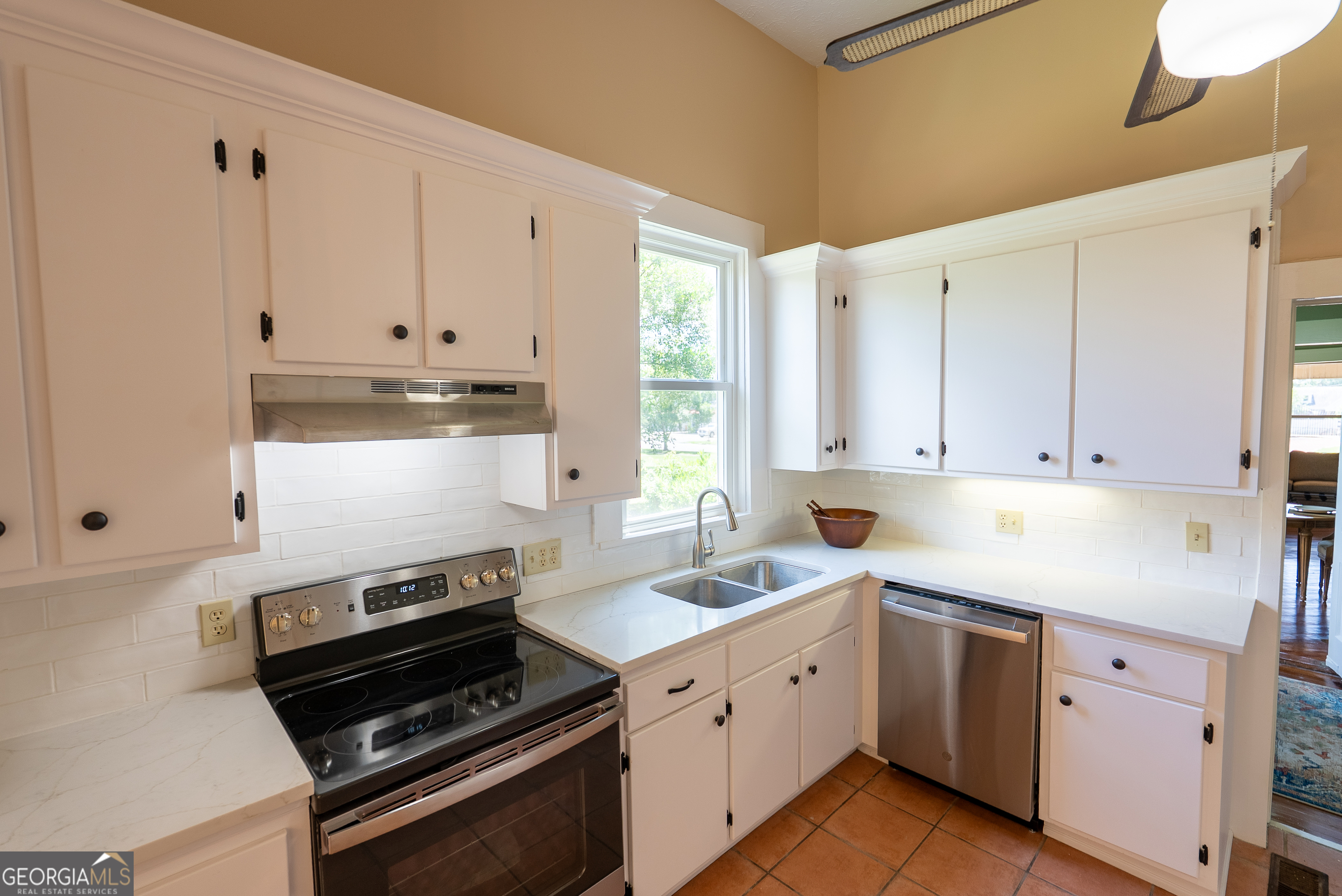 212 Hand Avenue W Property Photo 14