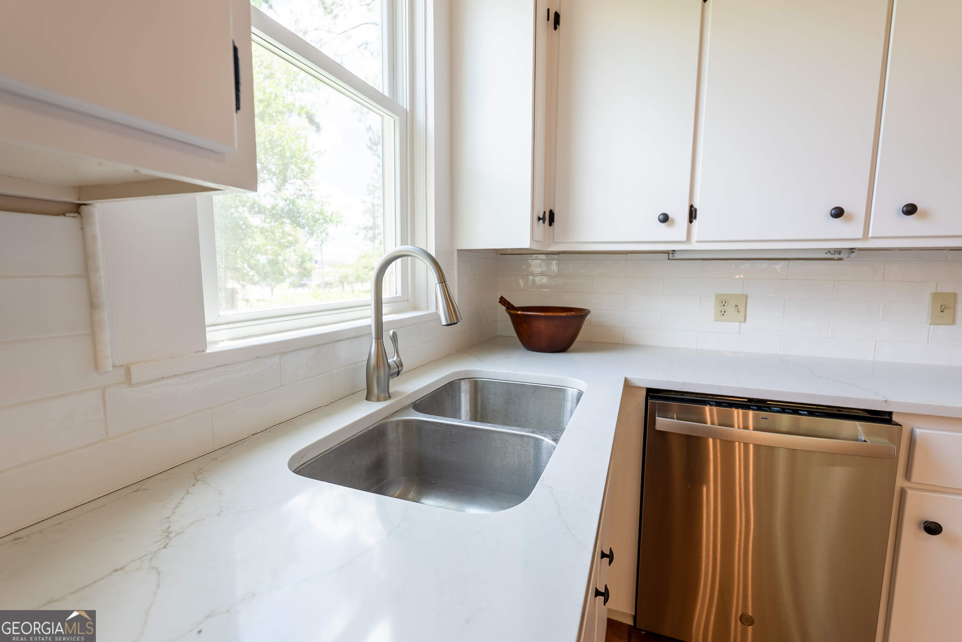 212 Hand Avenue W Property Photo 16