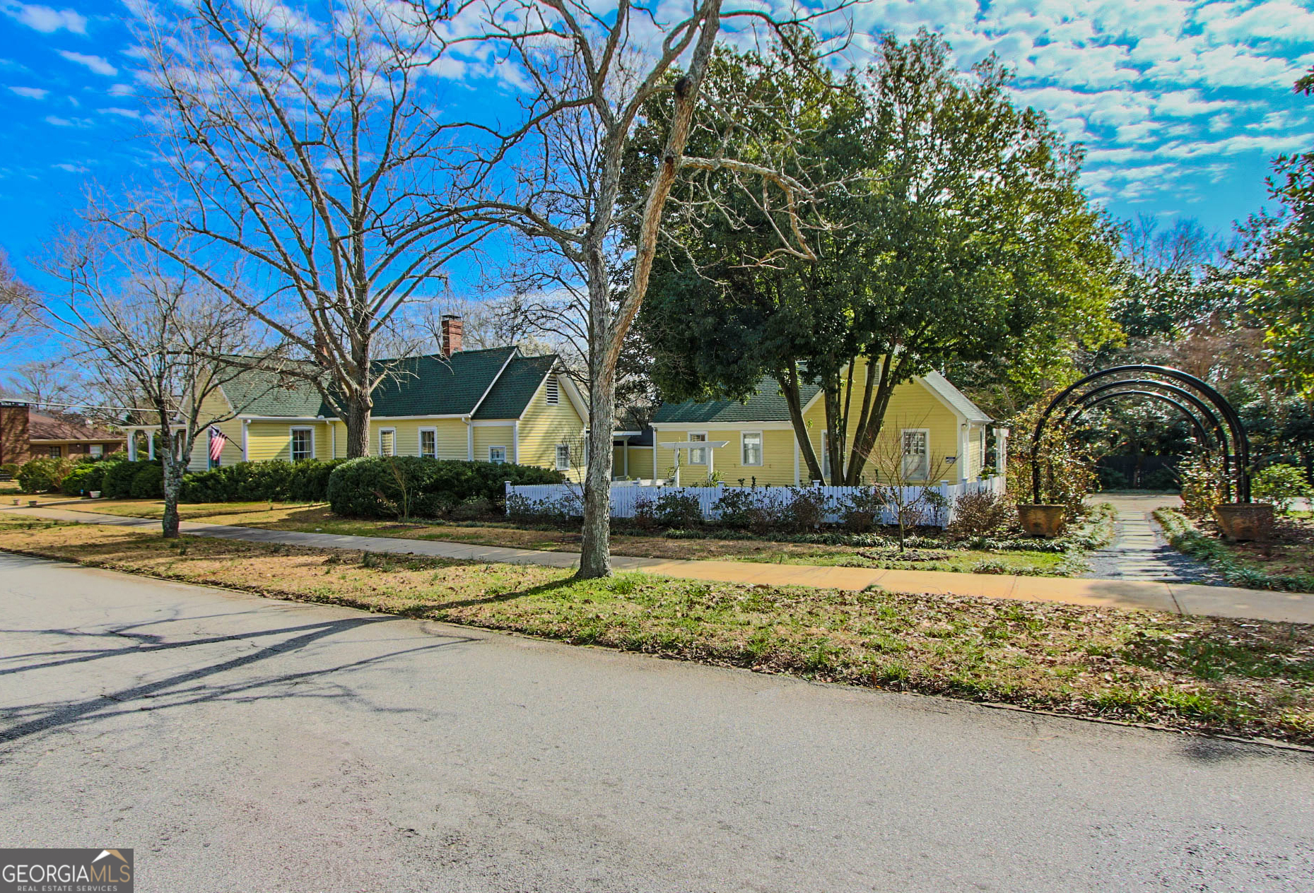 132 E College Street Property Photo 1