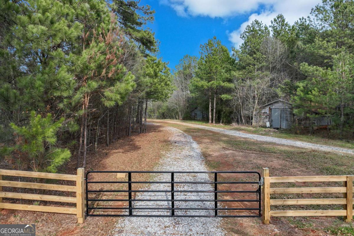 864 Arnoldsville Road Property Photo
