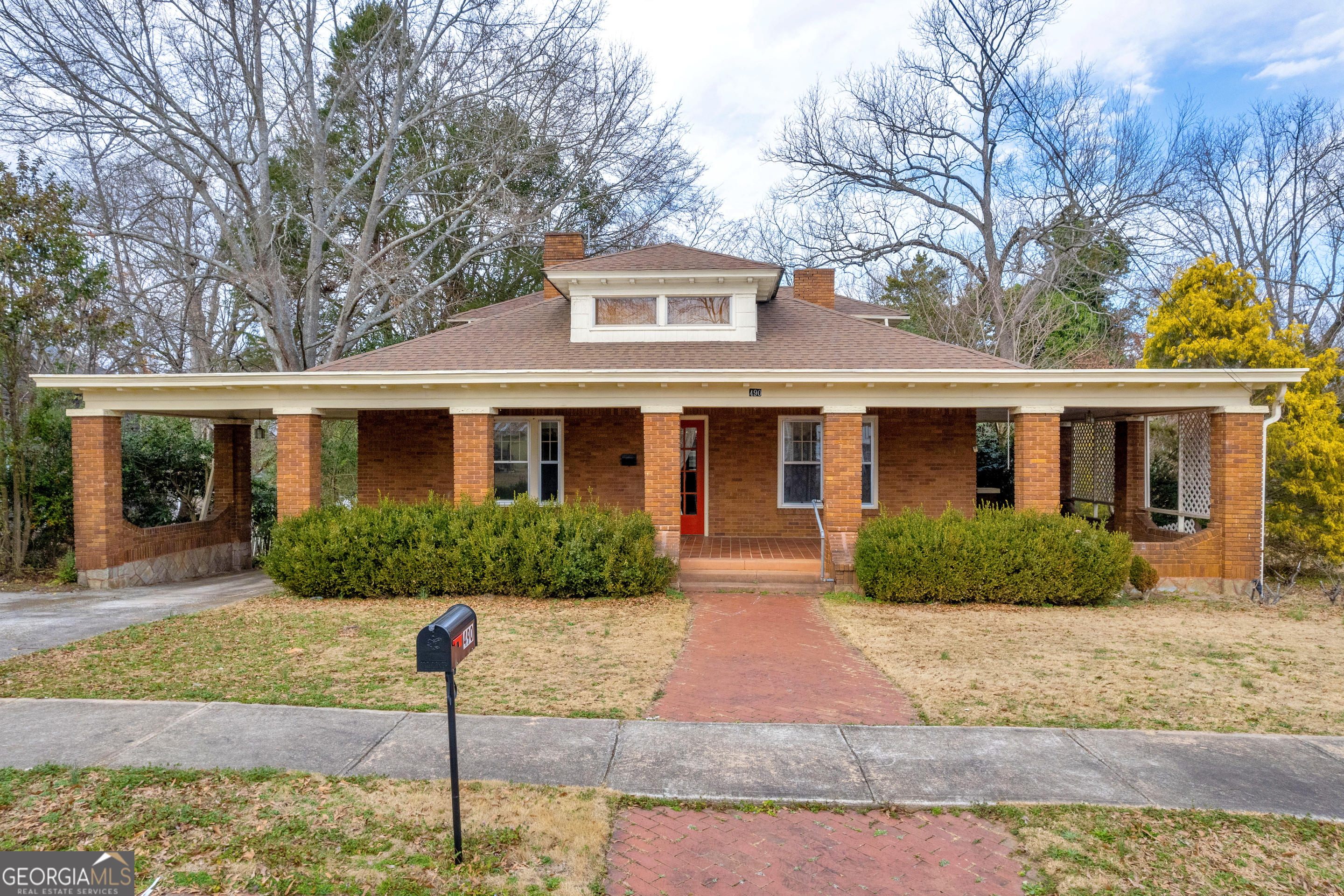 490 College Street Property Photo 1