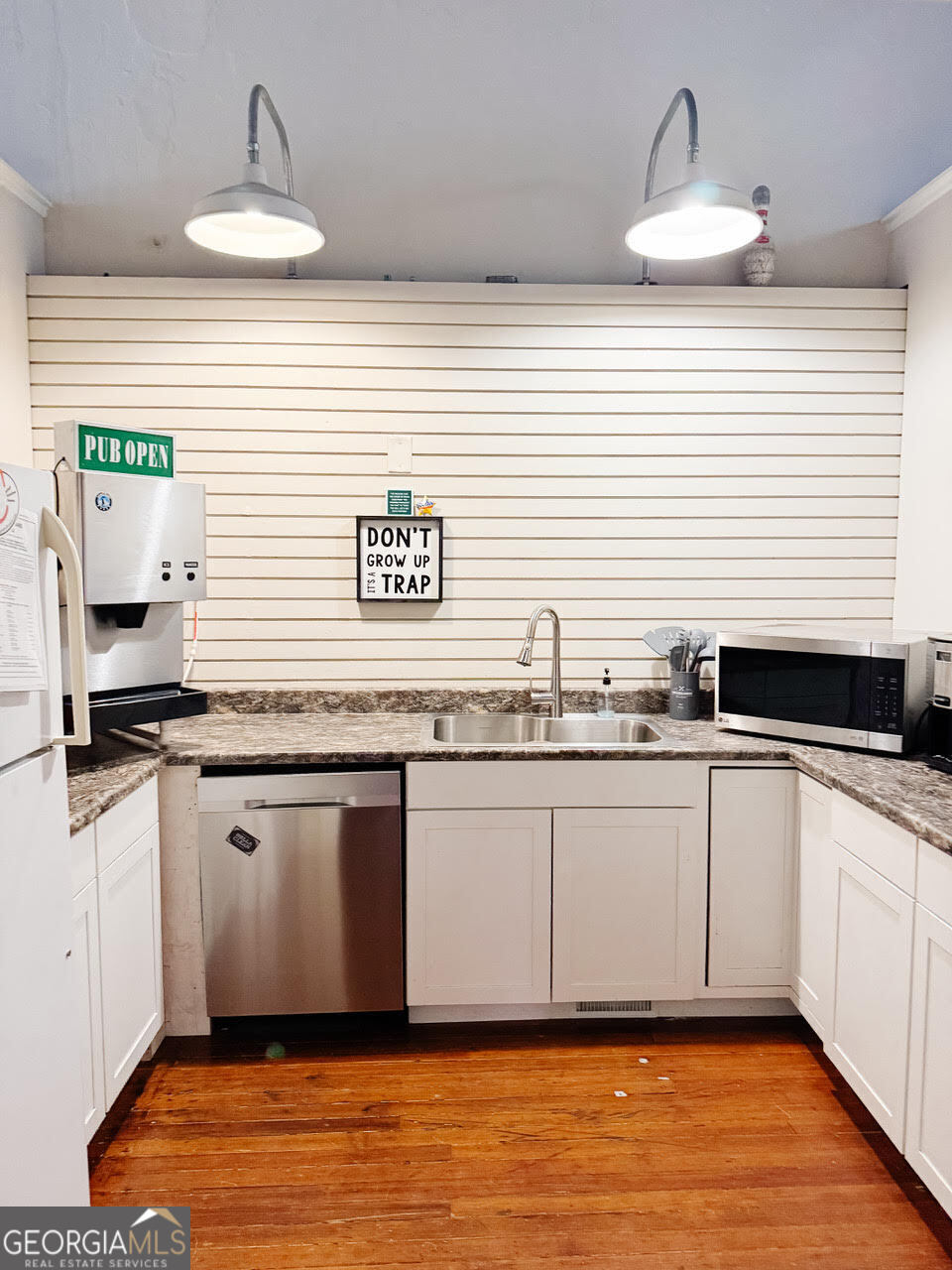 103 S Hill Street Property Photo 10