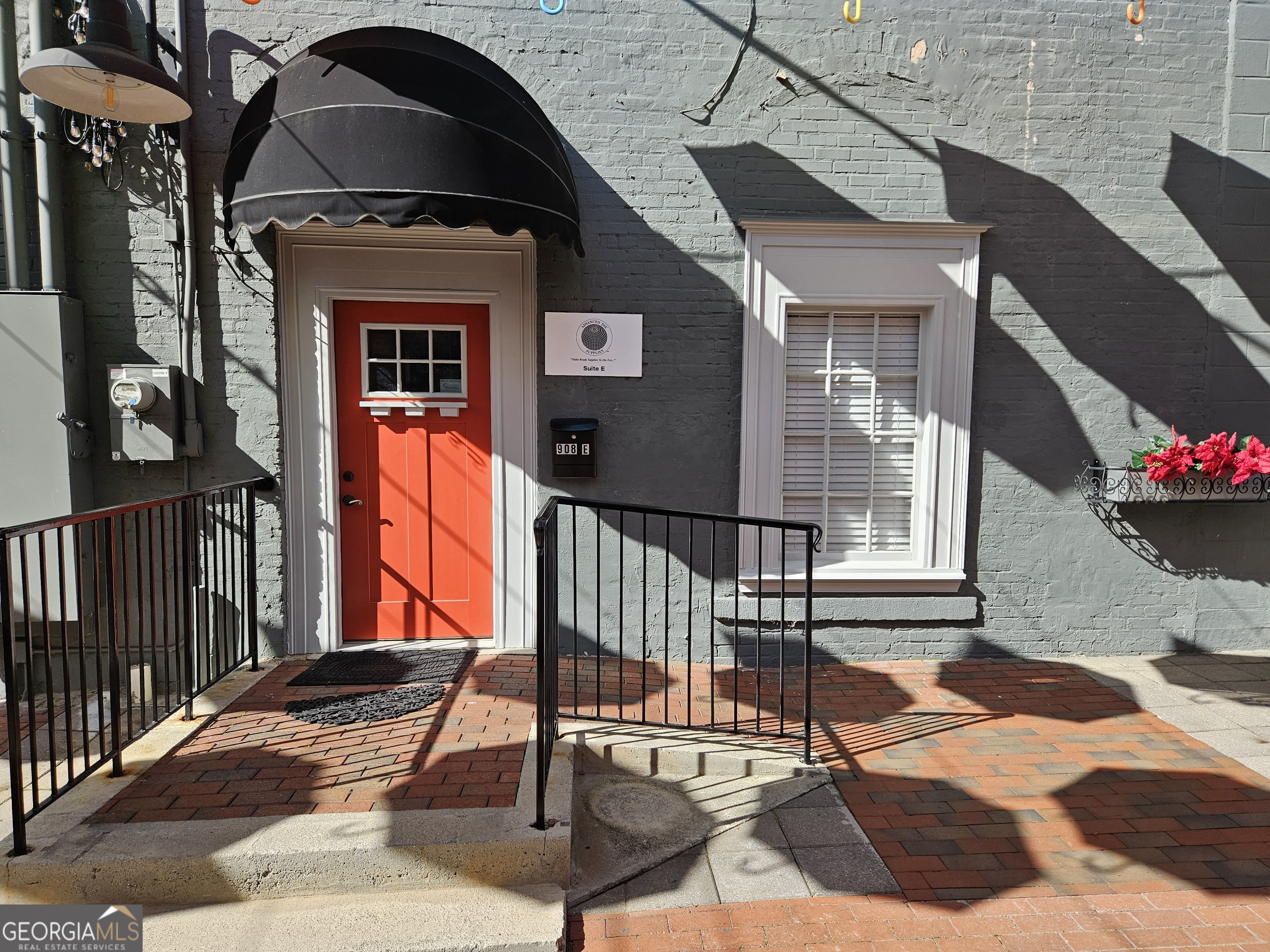 908 E Commercial Street Property Photo 1