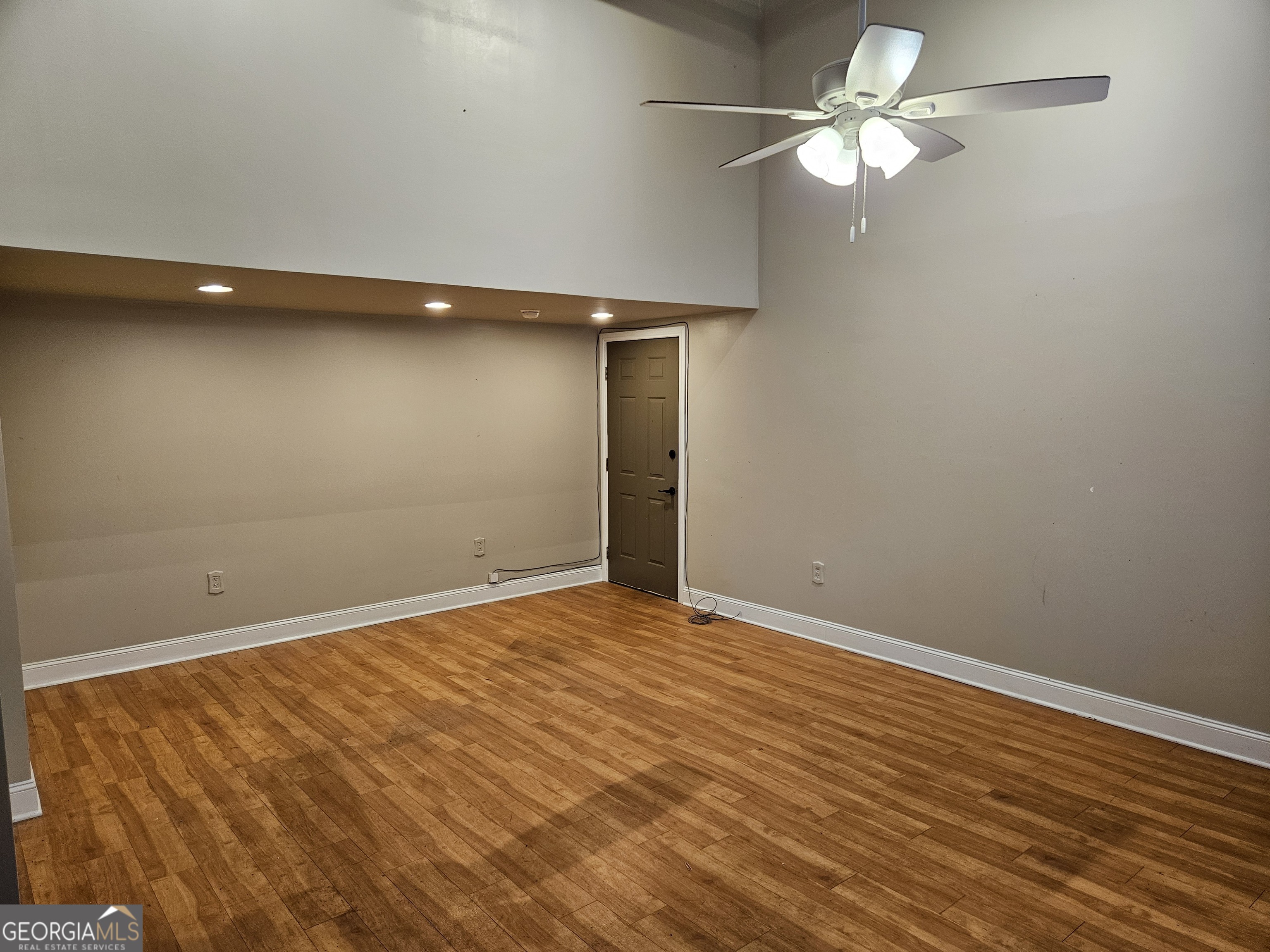 908 E Commercial Street Property Photo 3