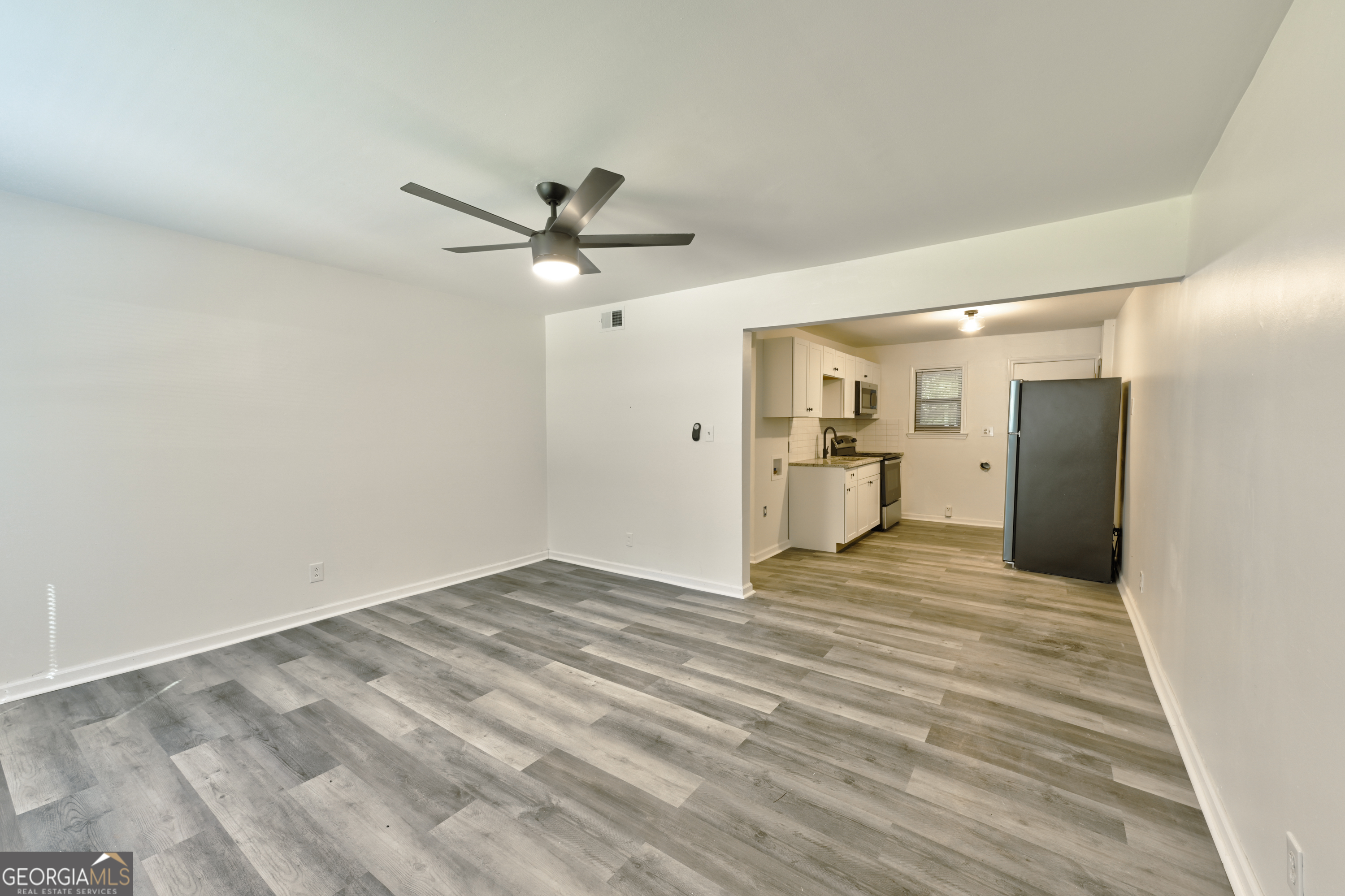 559 Evergreen Terrace Property Photo 3