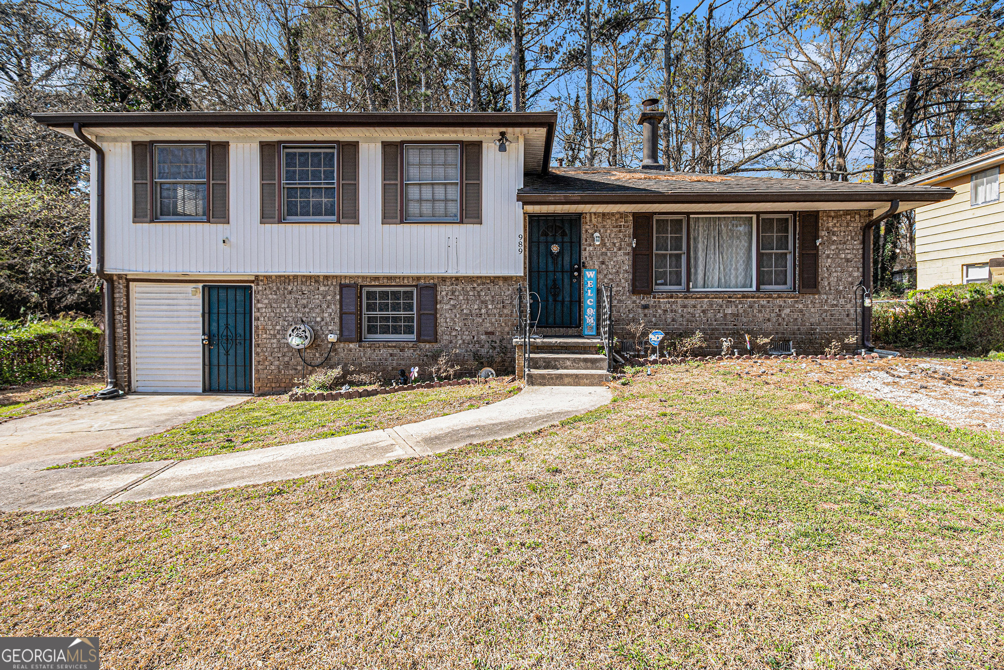 989 Queen Elizabeth Way Property Photo 1