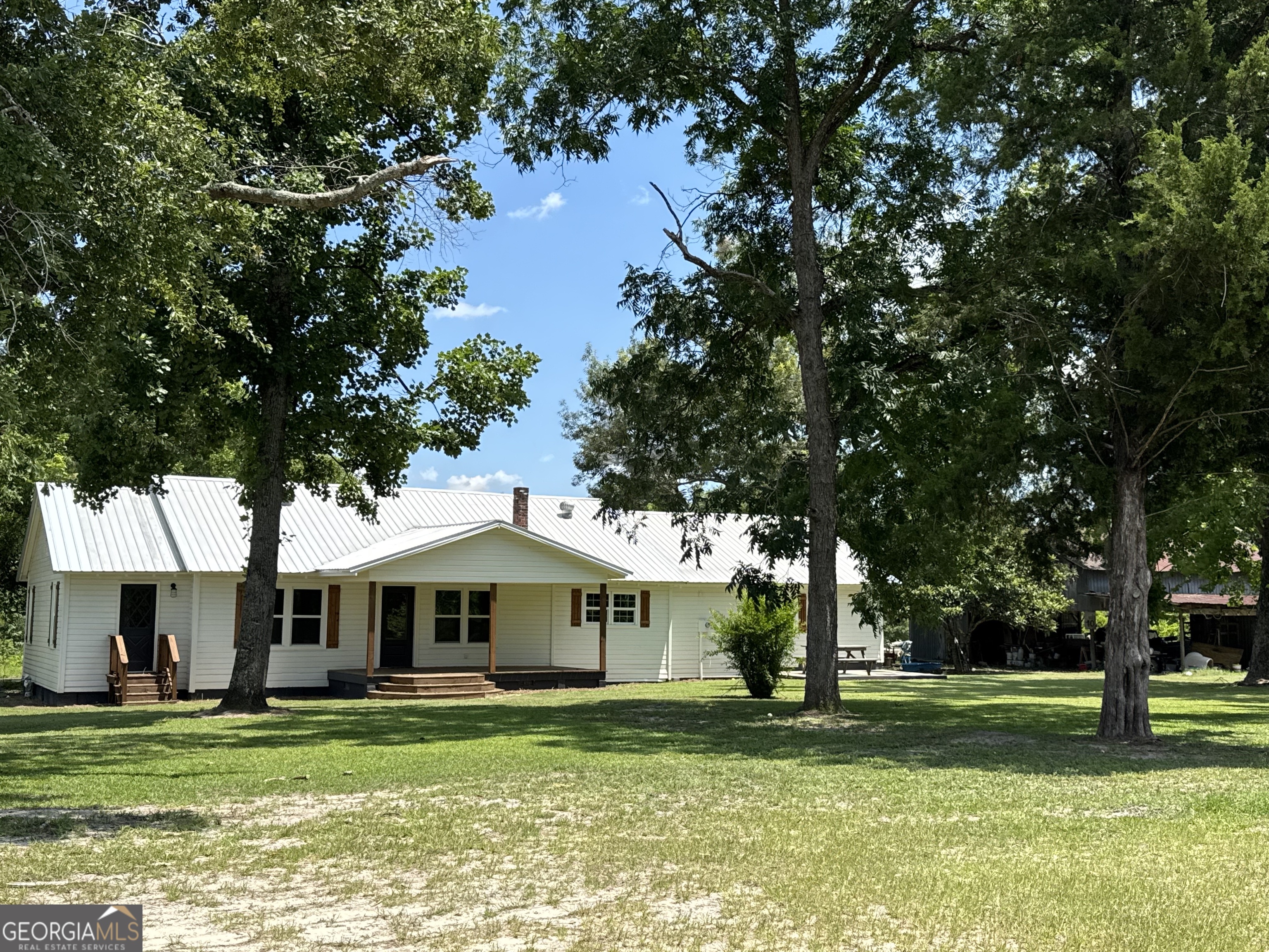 1533 W River Road Property Photo 1