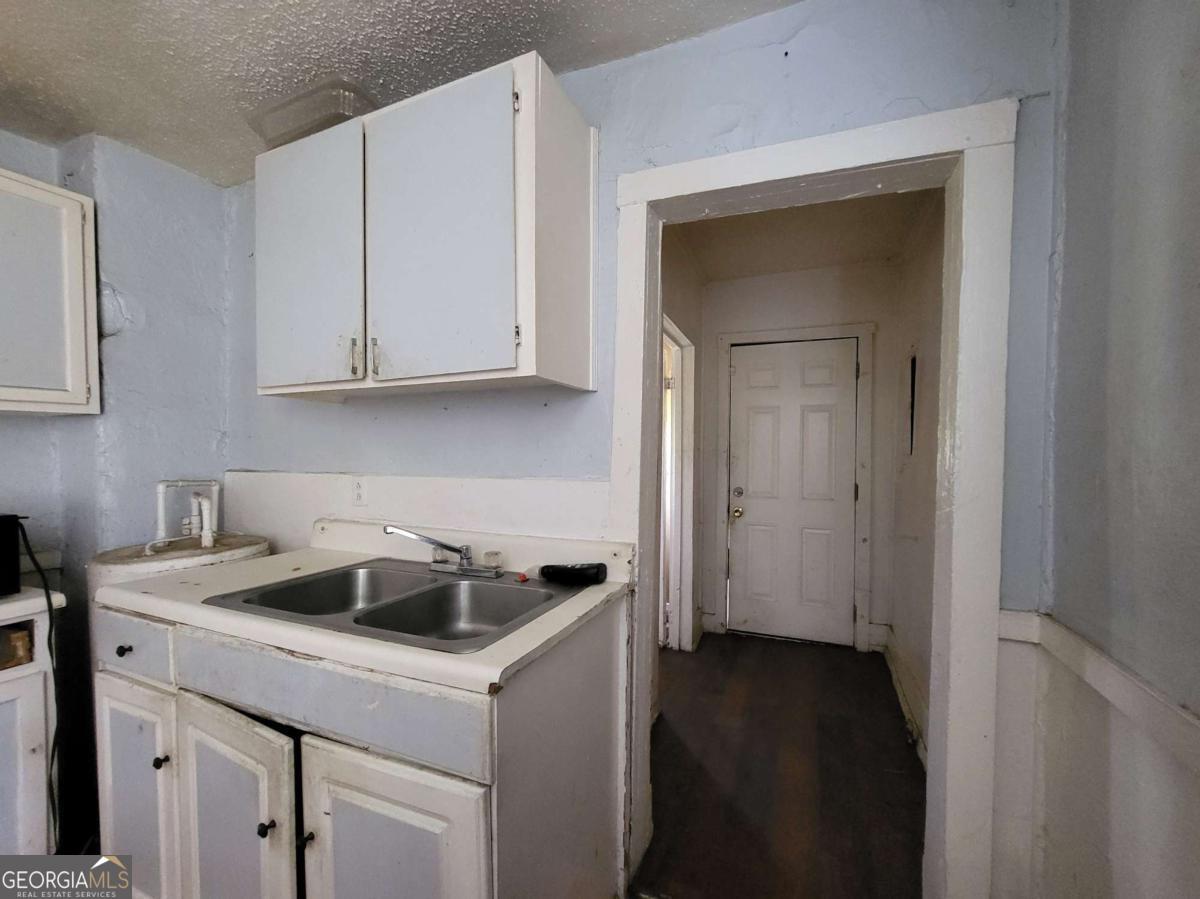 706 W 51st Street Property Photo 10