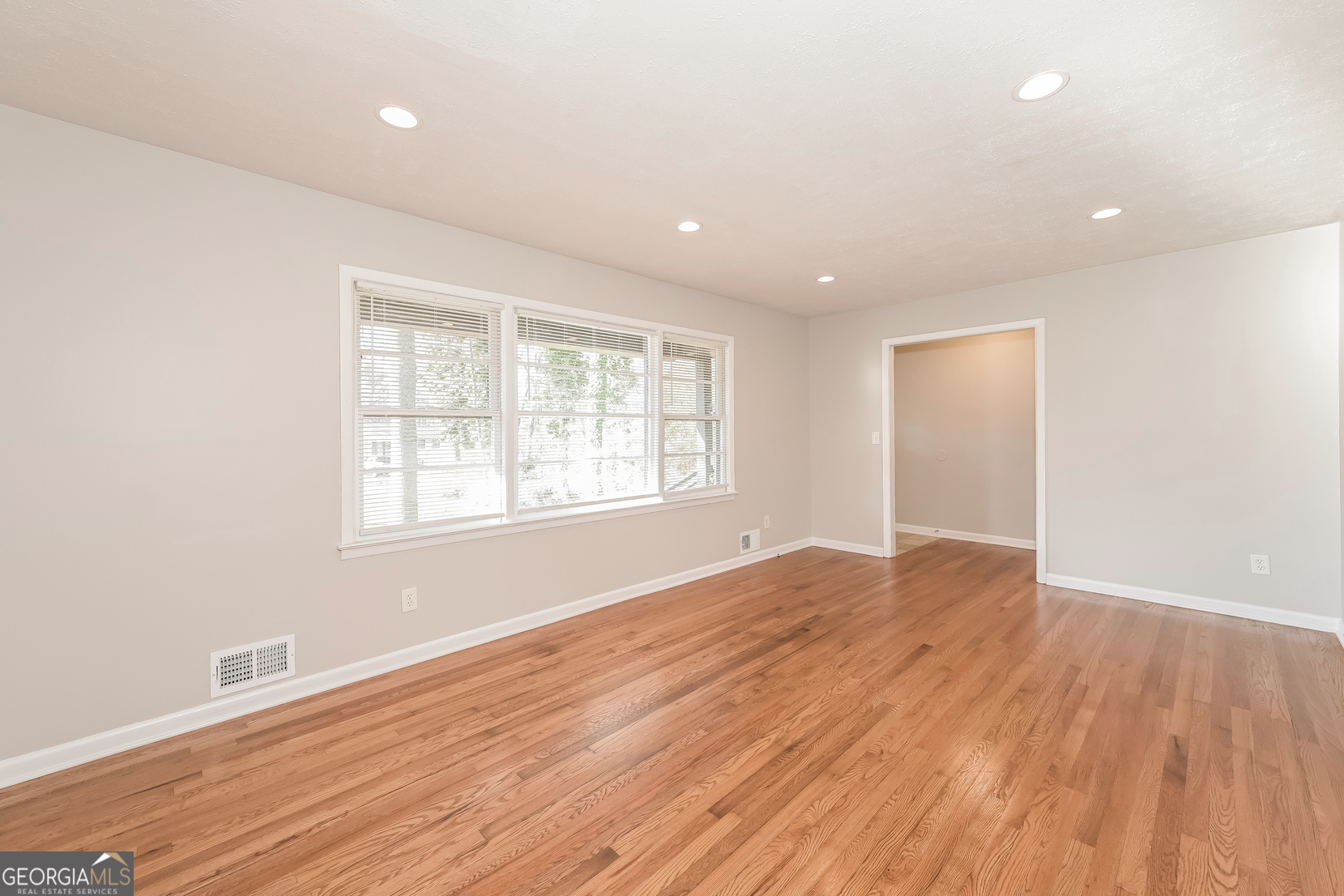 2379 Ridgeway Drive Property Photo 2