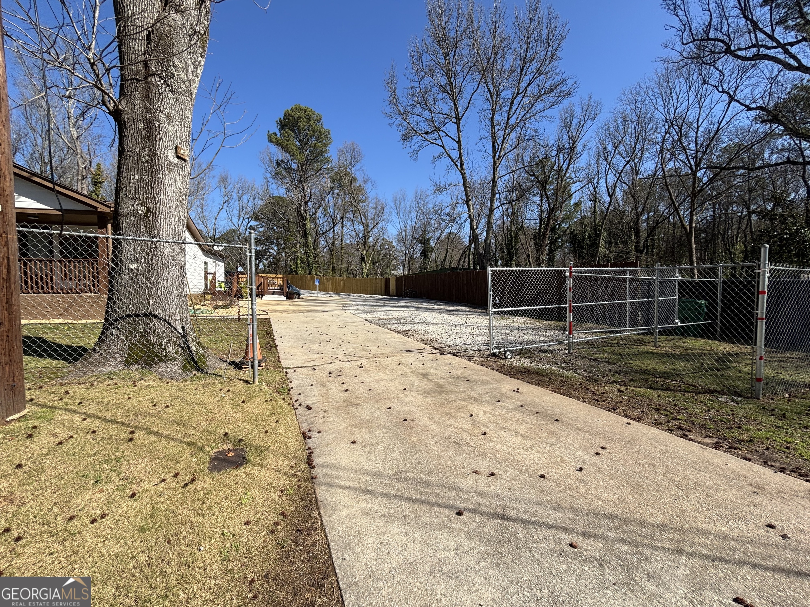 5490 Oak Street Property Photo