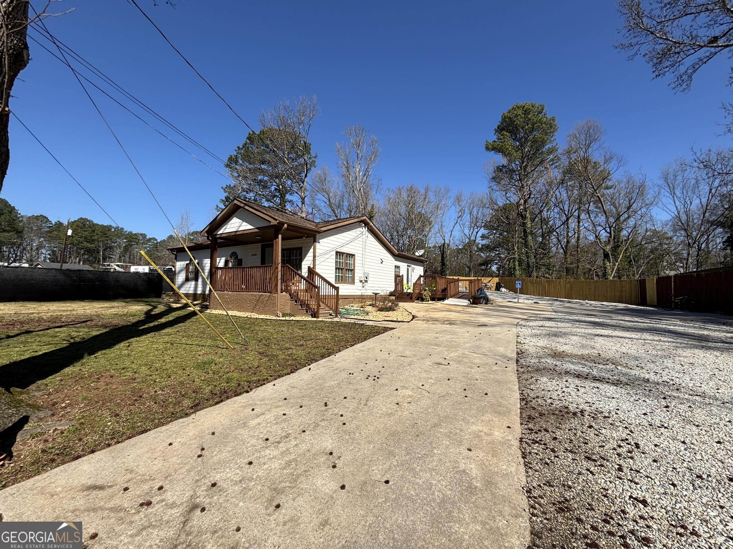 5490 Oak Street Property Photo 4