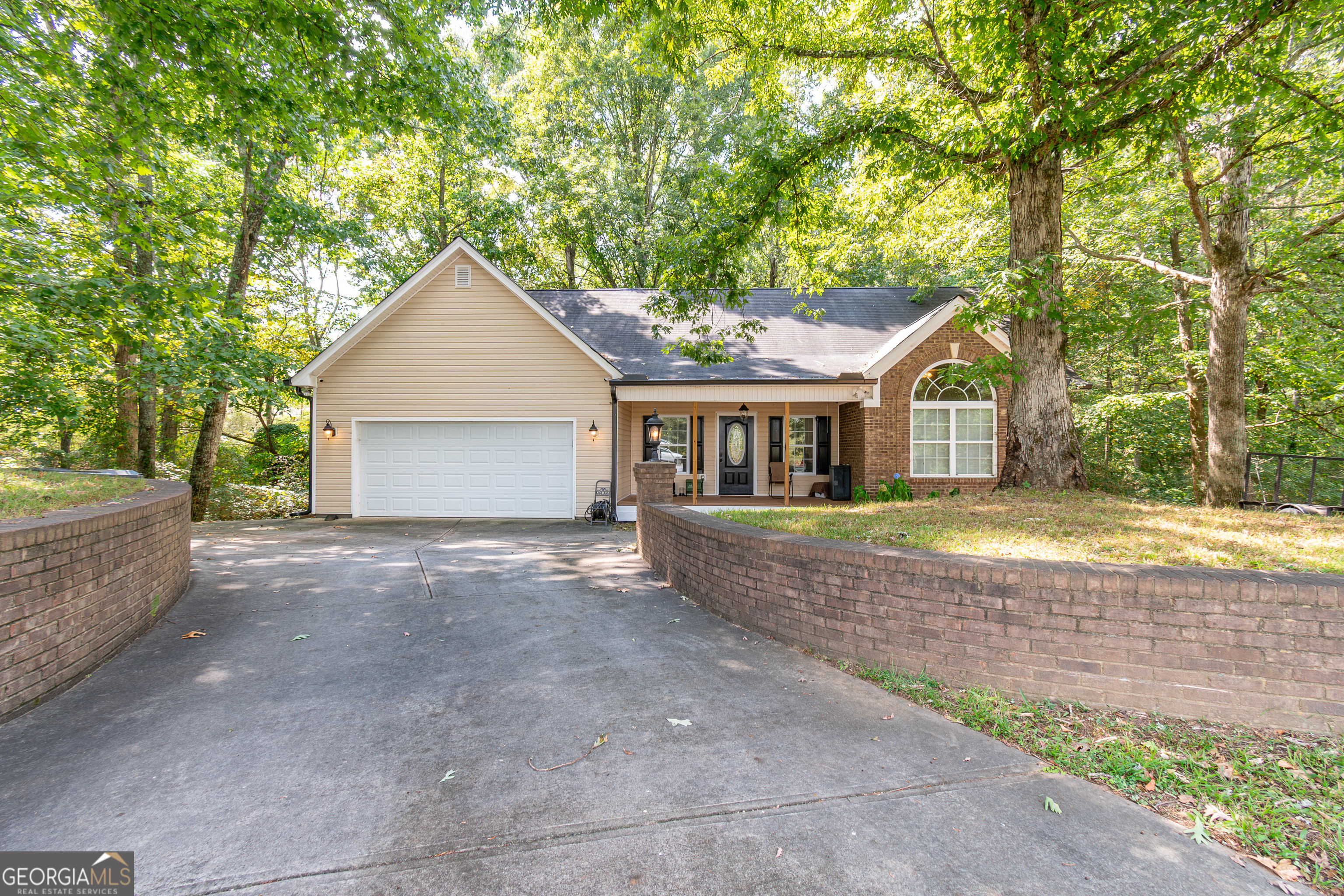 2208 Clarendon Court Ne Property Photo