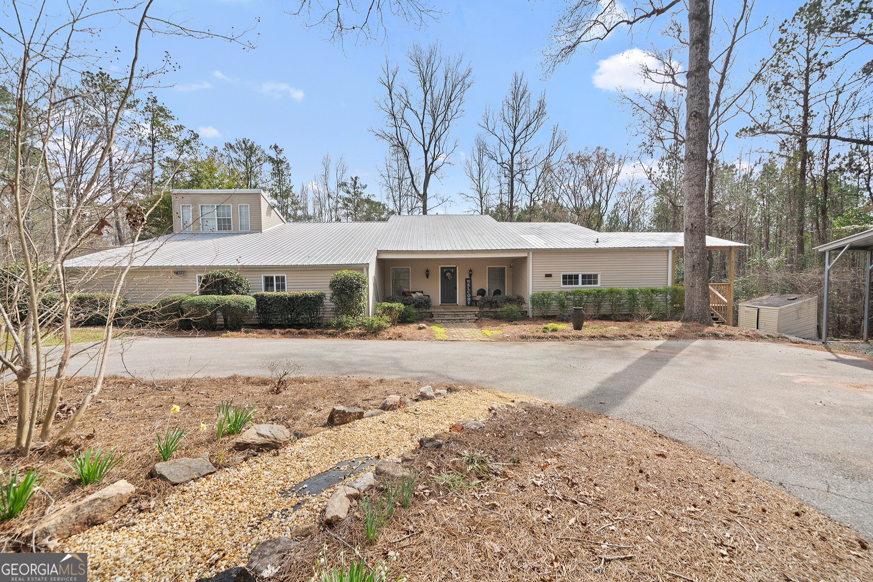 881 Highway 18 W Property Photo