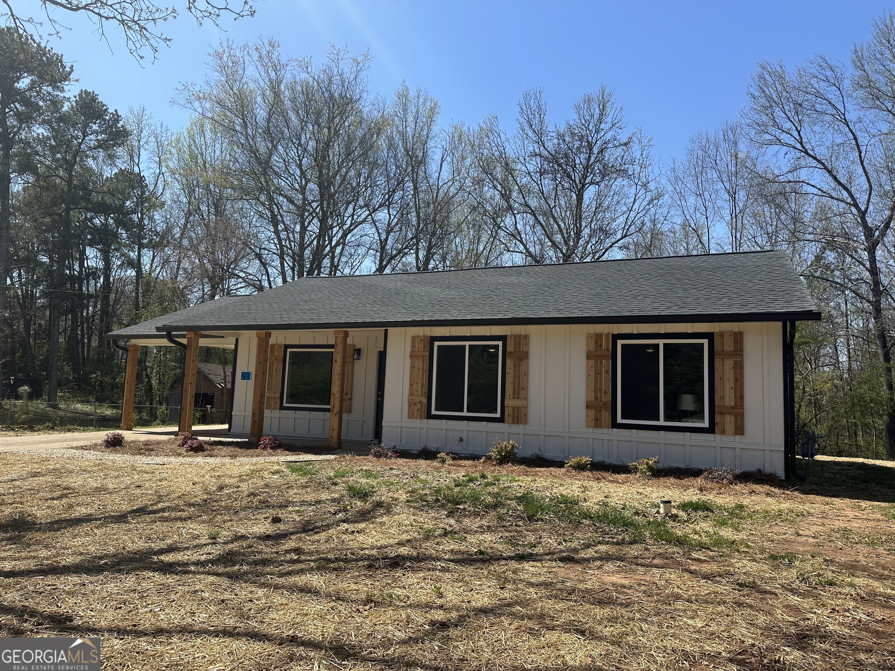 3075 Fairburn Road Property Photo 1