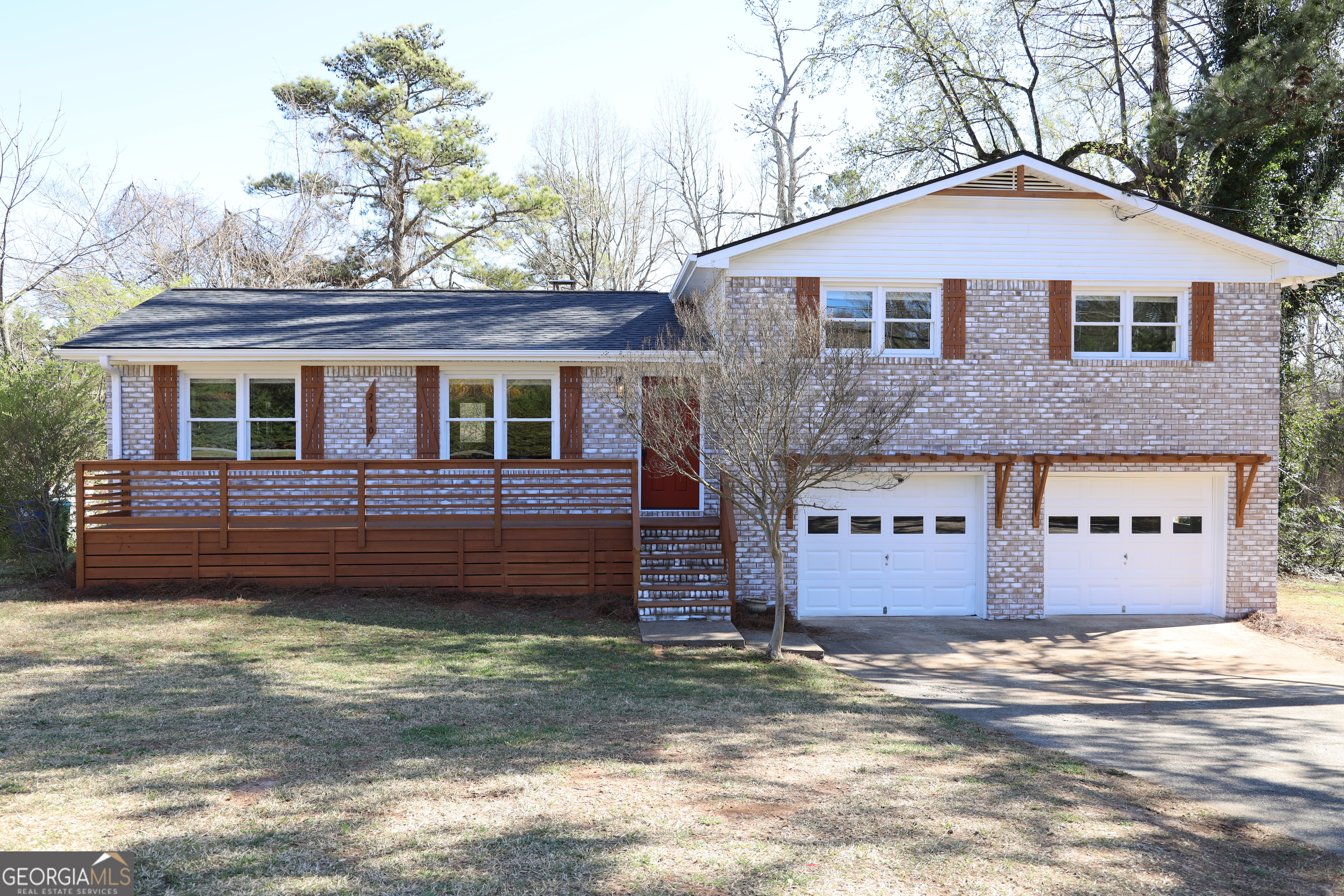 2110 E Cherokee Drive Property Photo 1