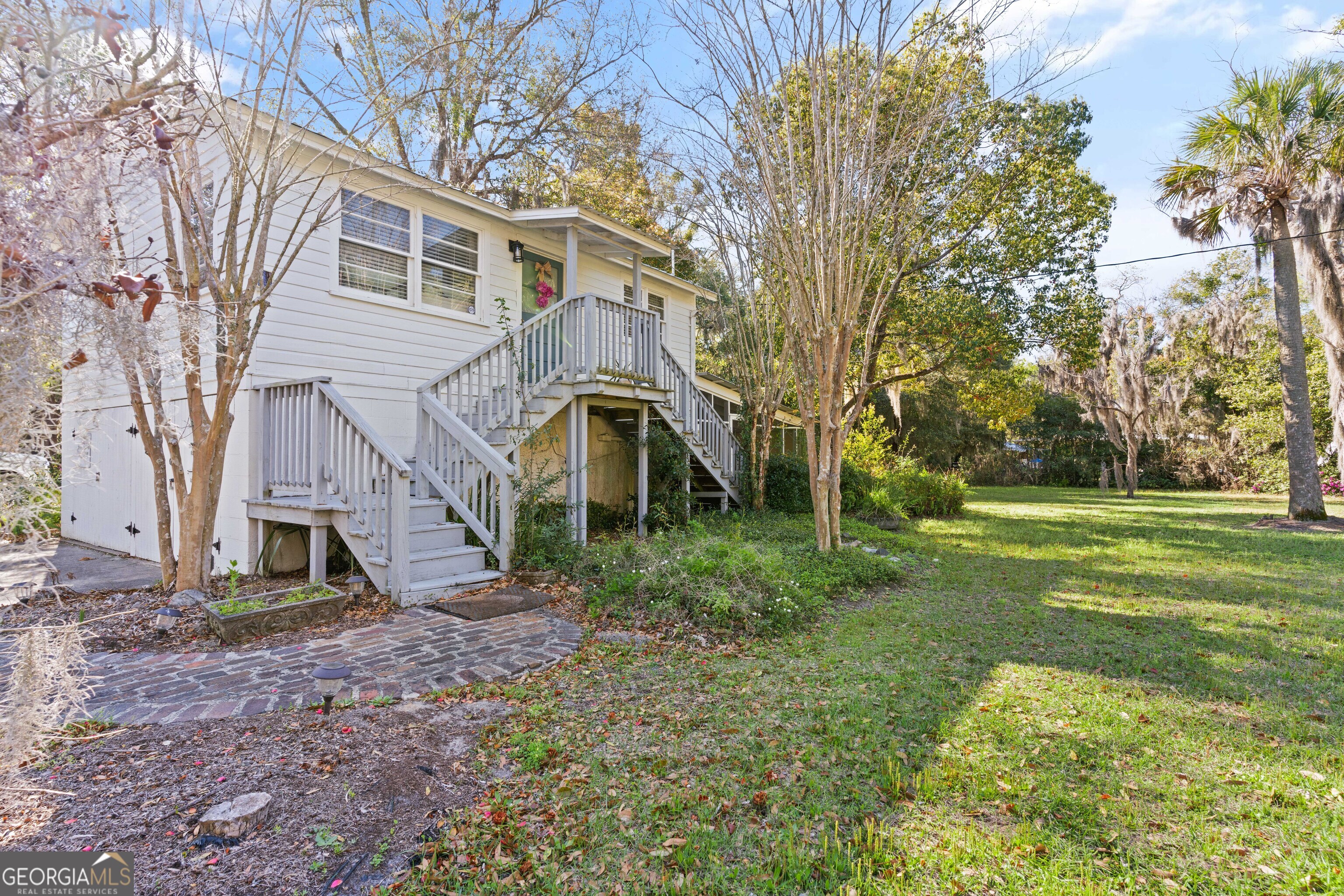 207 W Weed Street Property Photo 4