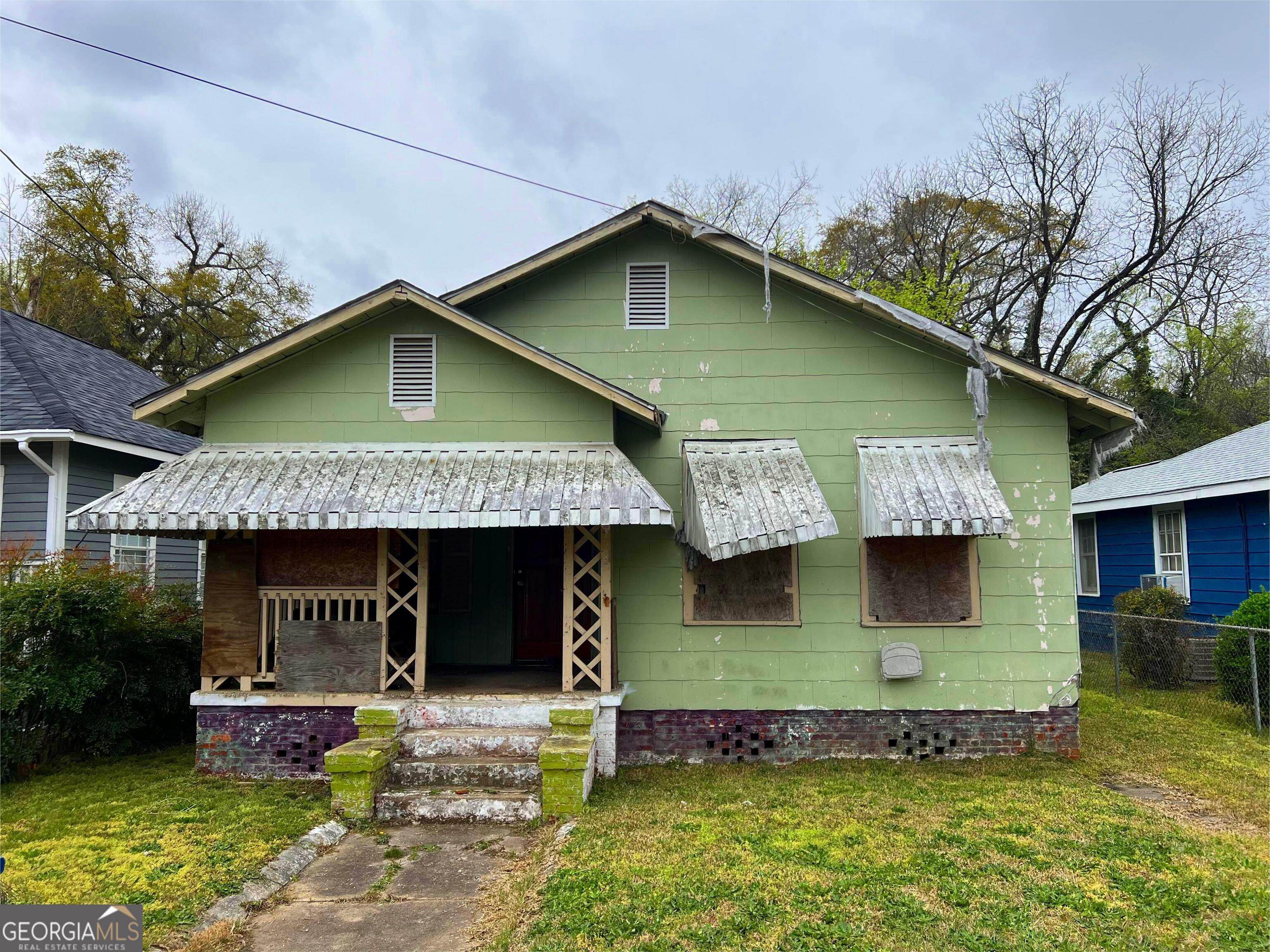 560 Giles Street Property Photo 1