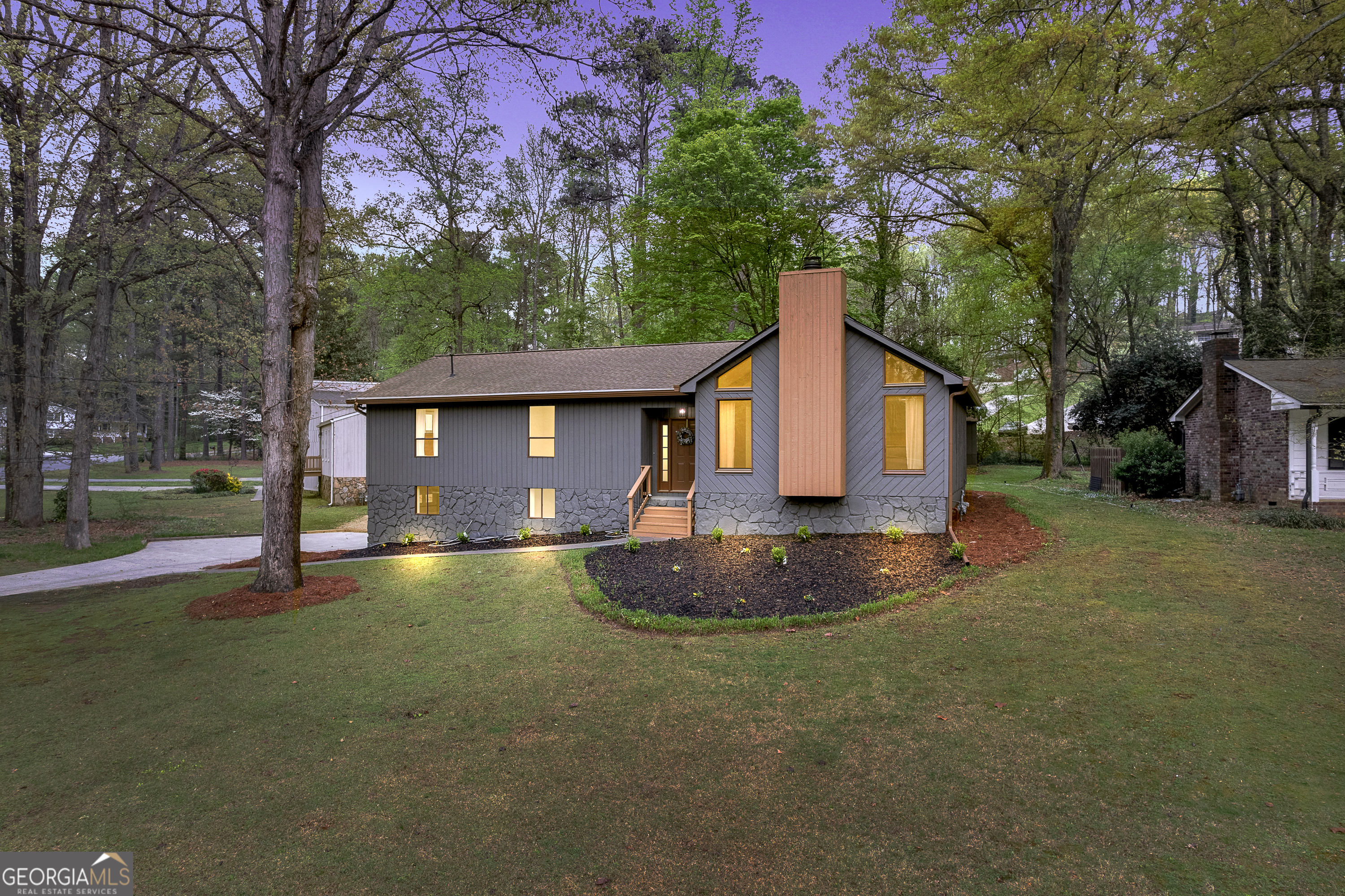 2512 Hidden Hills Drive Property Photo 2
