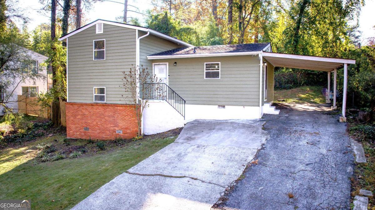 2020 Kenwood Place Se Property Photo 1