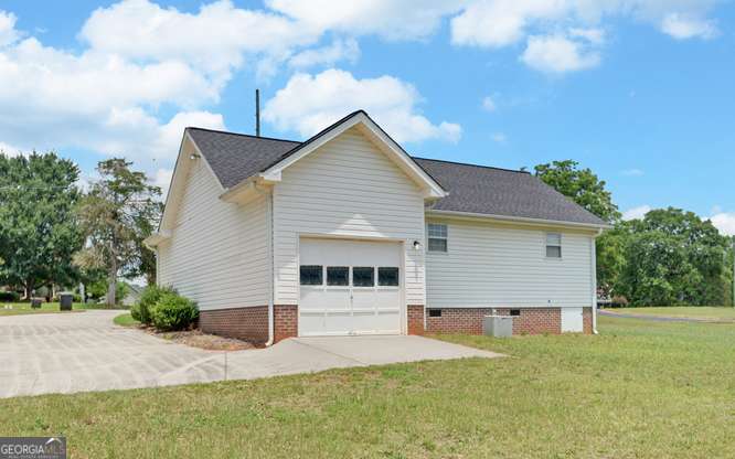 363 Memorial Road Property Photo 7