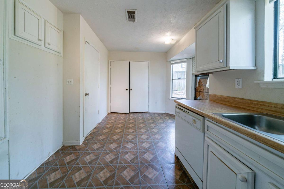 5255 Biffle Downs Road Property Photo 4
