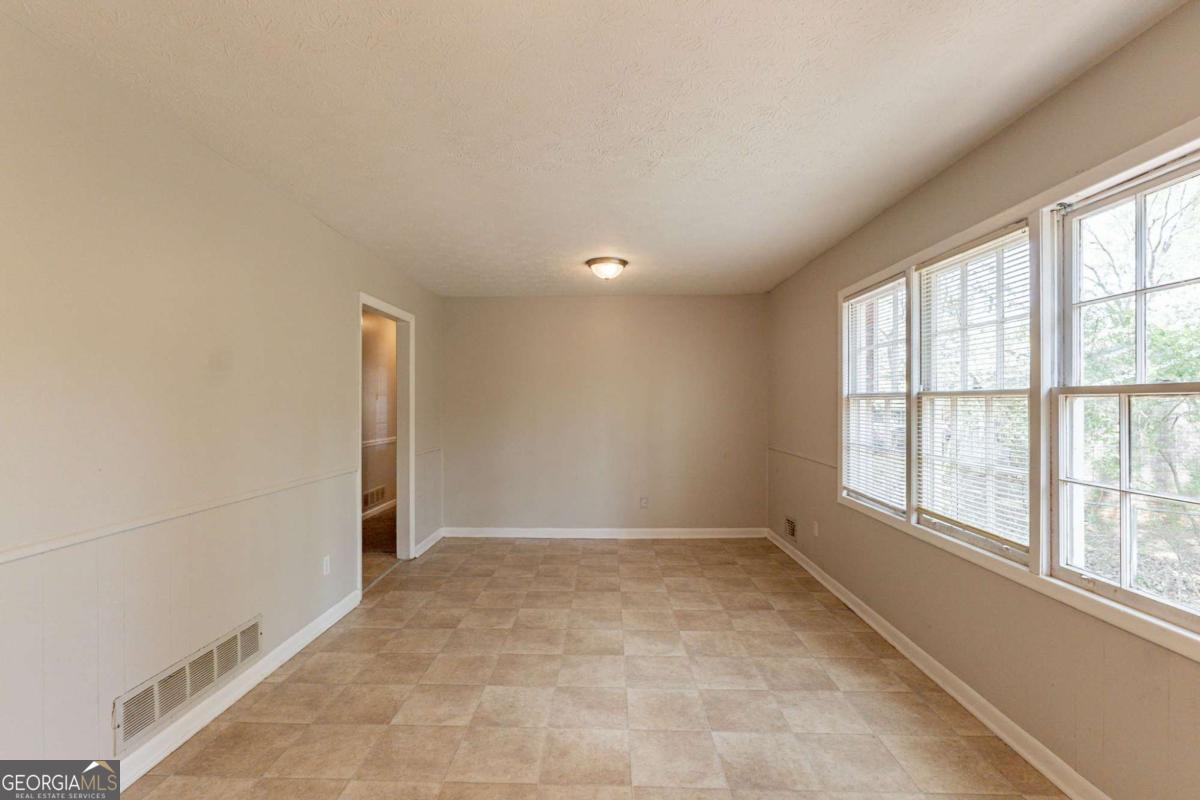 2877 Kensington Way Property Photo 13