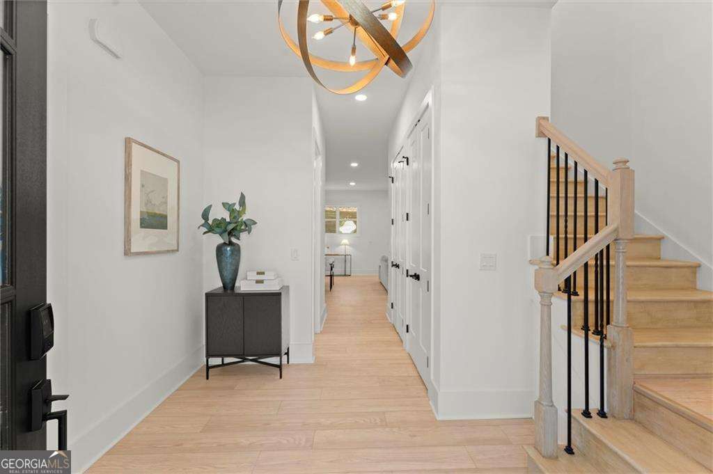 2082 Lyle Avenue Property Photo 3