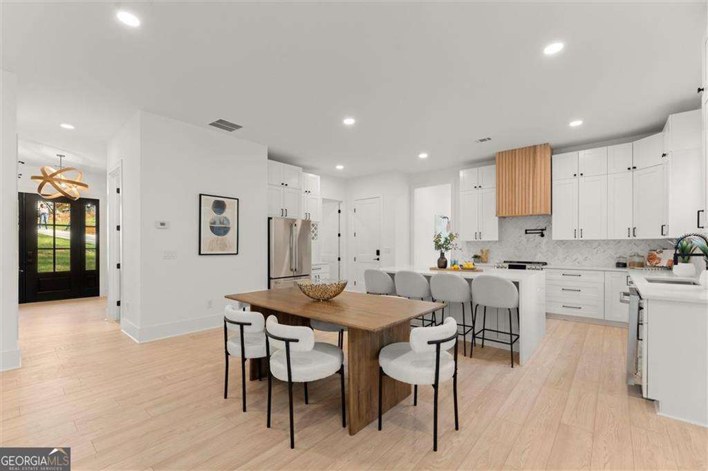 2082 Lyle Avenue Property Photo 9