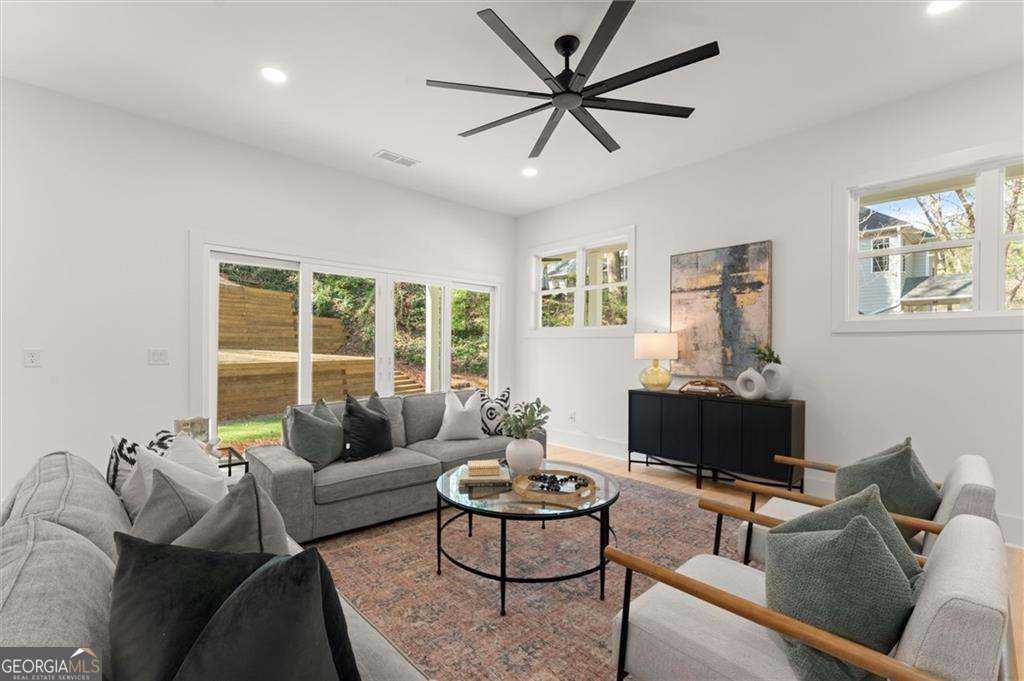 2082 Lyle Avenue Property Photo 11