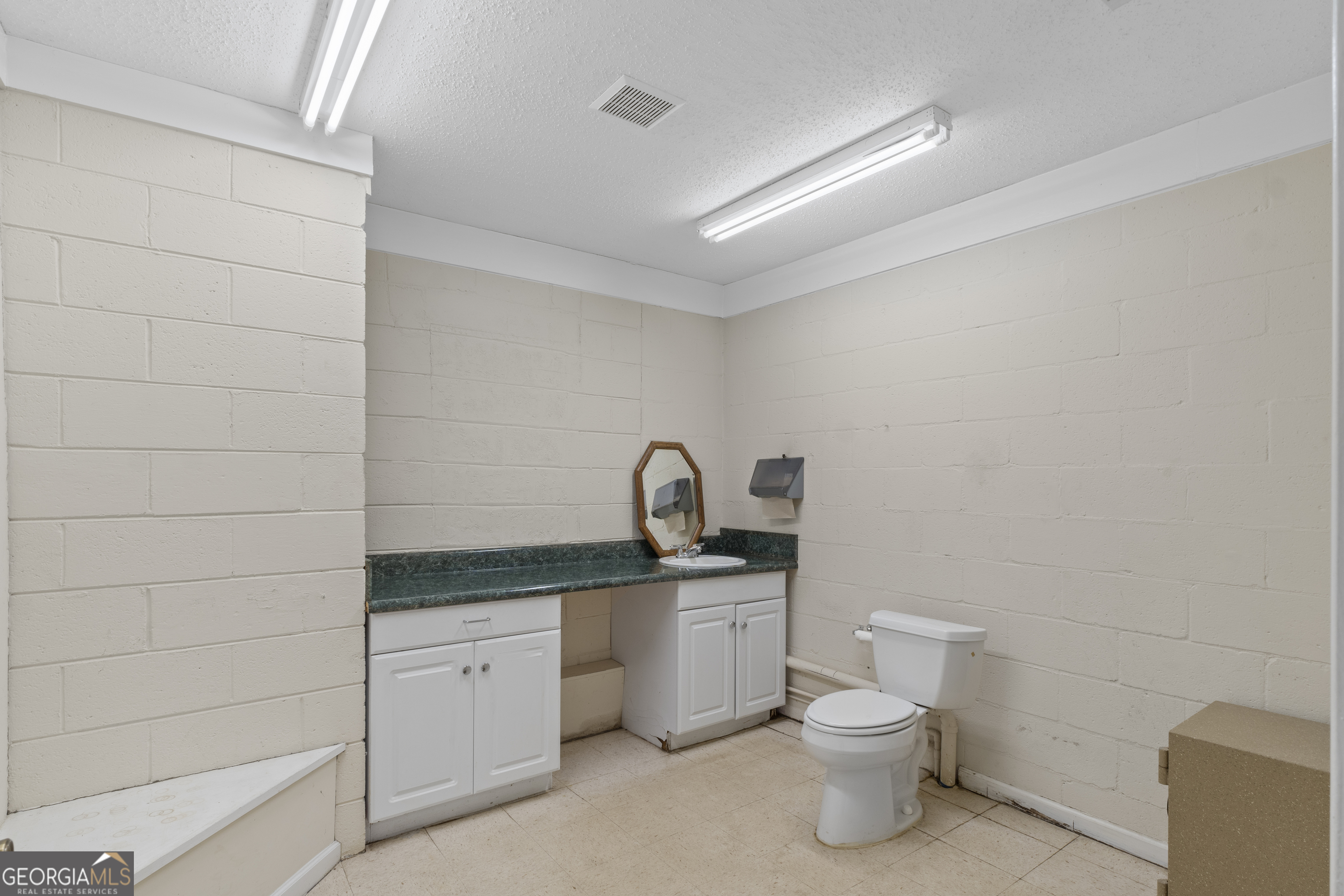 3879 N Expressway Property Photo 17