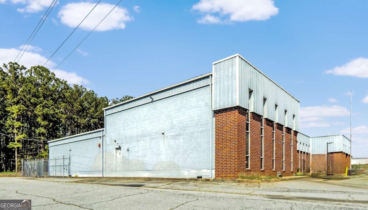1560 Commercial Court Property Photo 3
