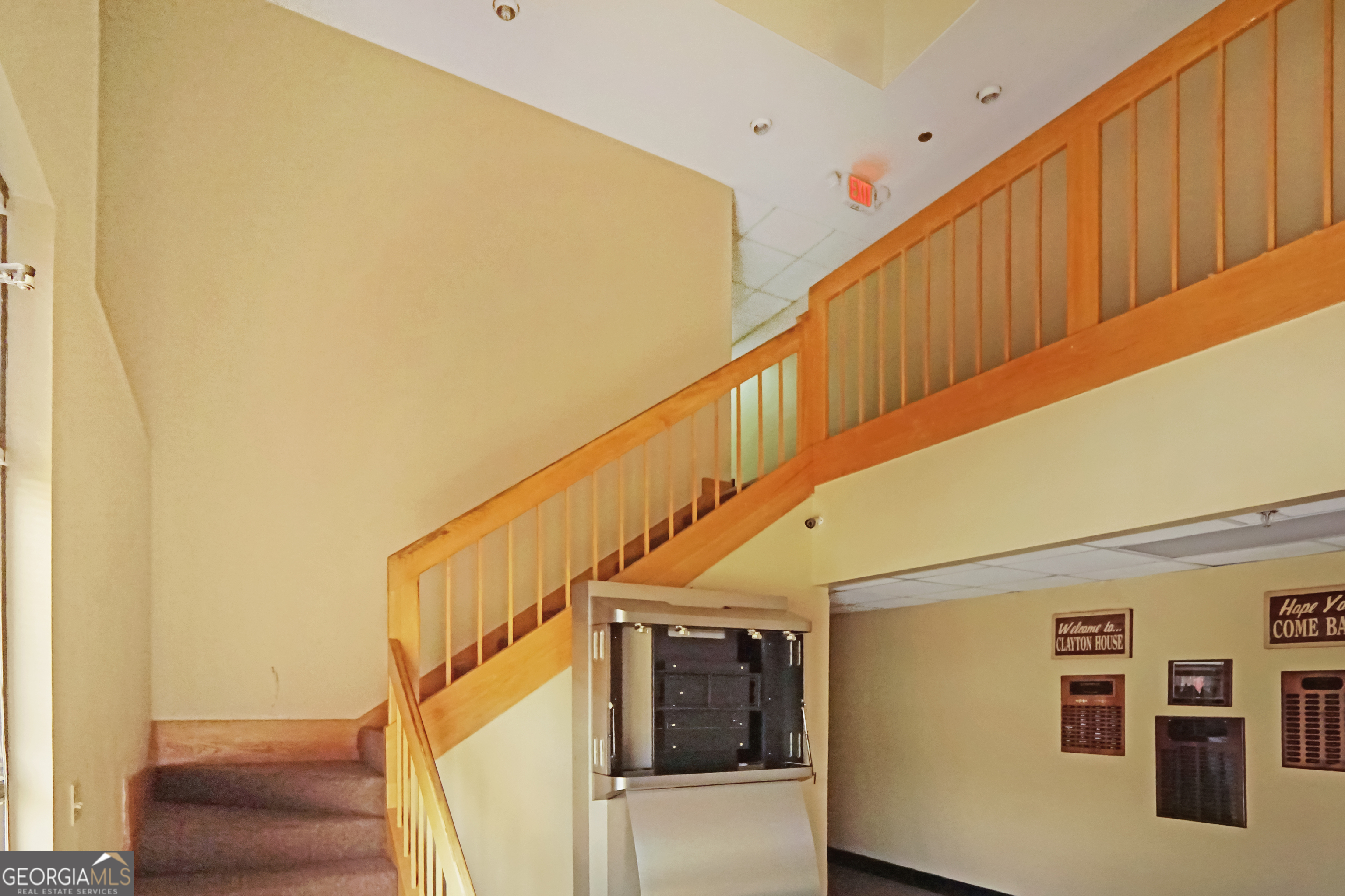 1560 Commercial Court Property Photo 8