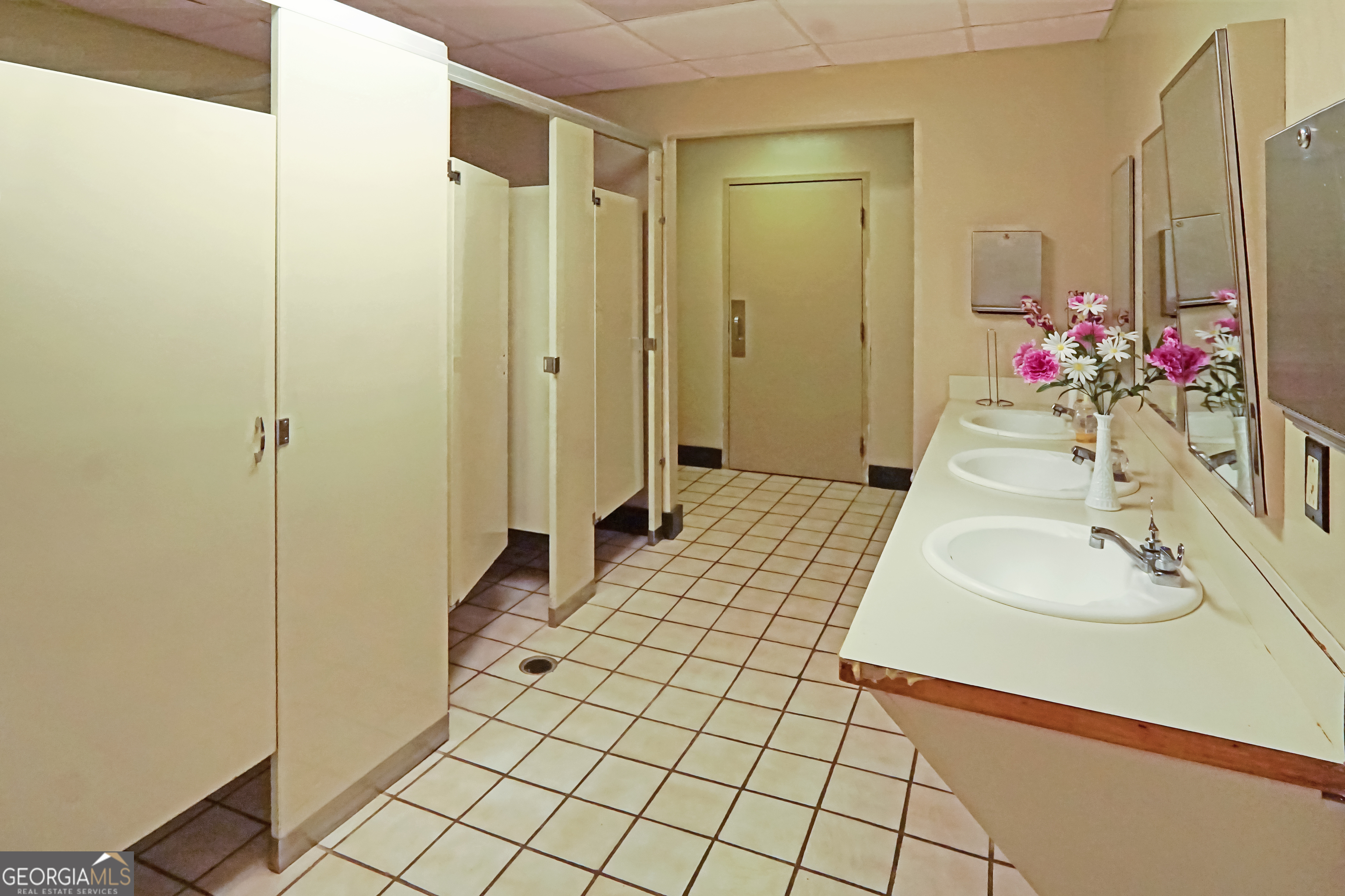 1560 Commercial Court Property Photo 28