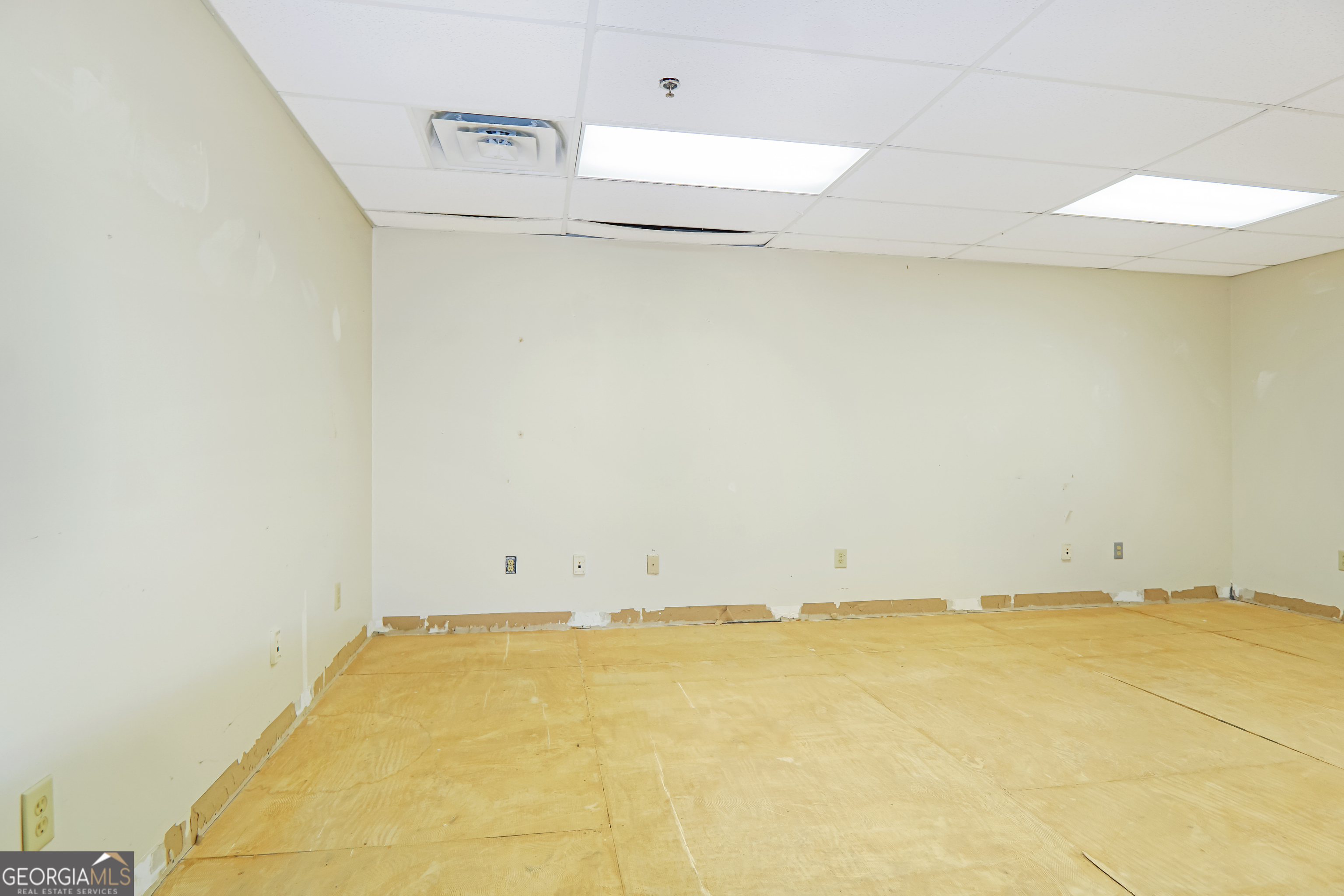 1560 Commercial Court Property Photo 32