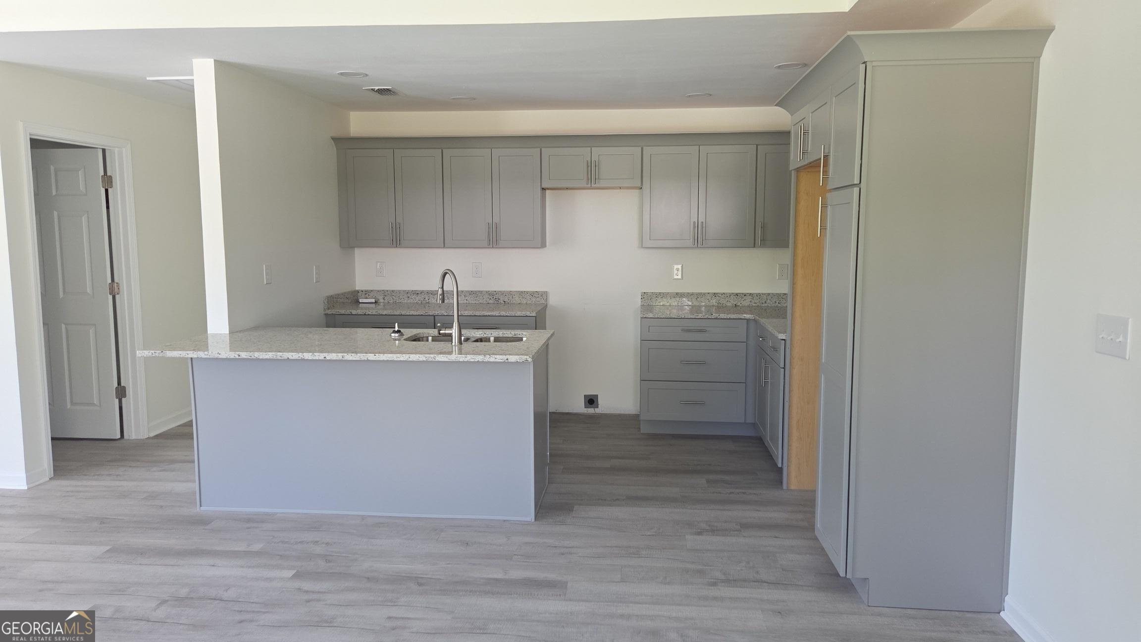 100 5th Avenue Property Photo 2