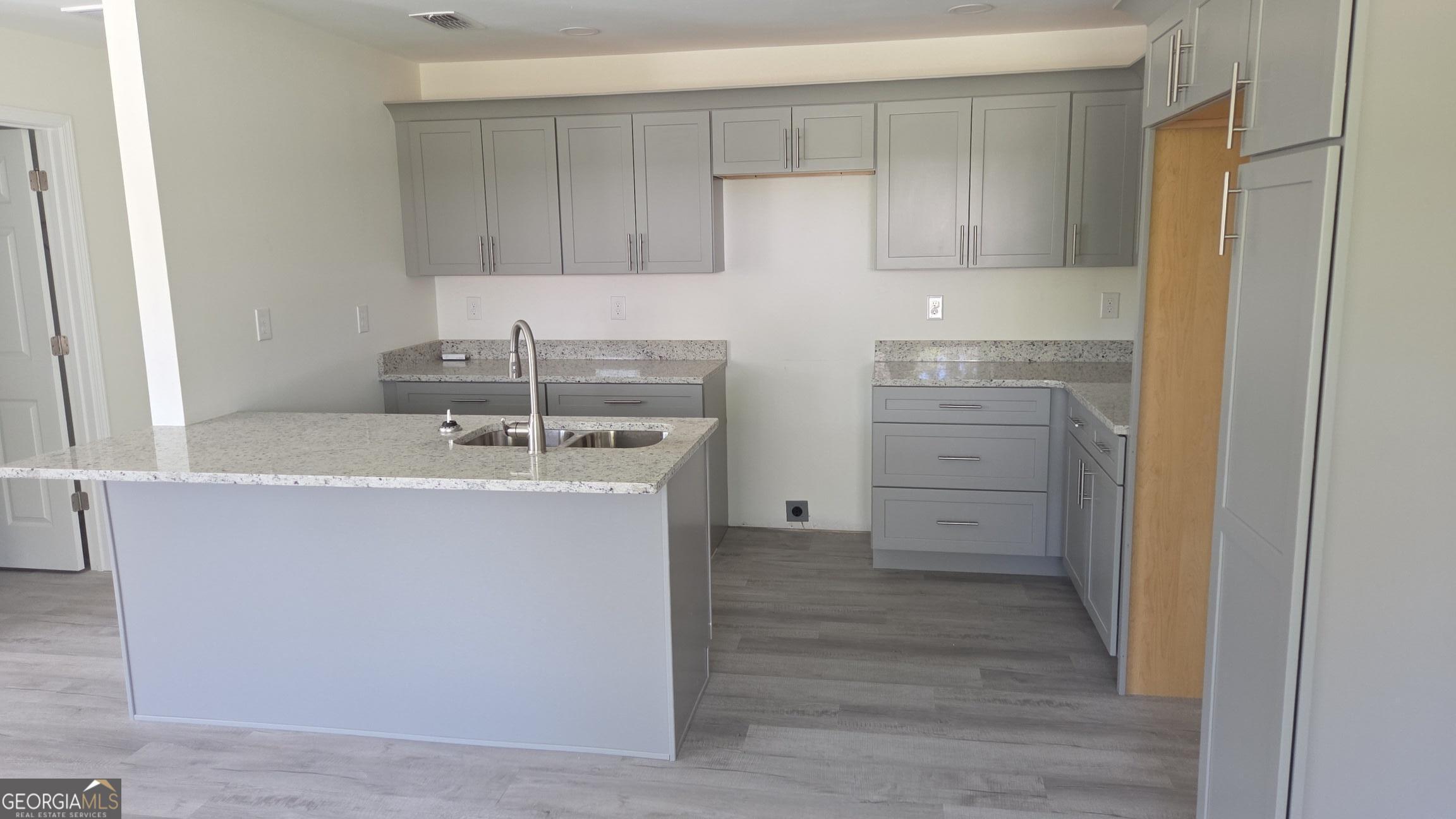 100 5th Avenue Property Photo 3