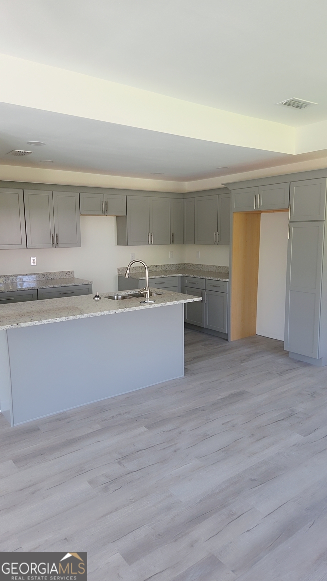 100 5th Avenue Property Photo 4