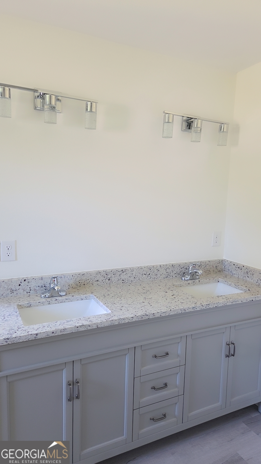 100 5th Avenue Property Photo 10