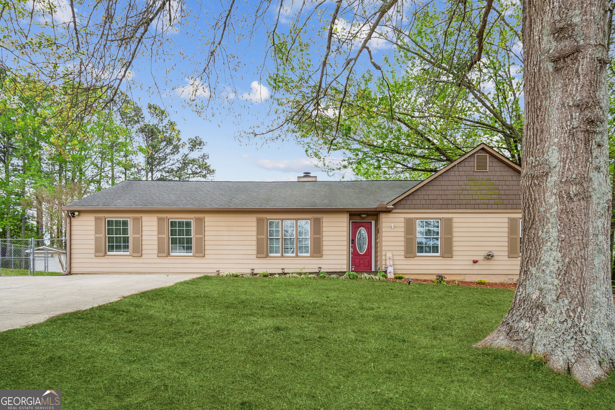 140 Apple Valley Drive Property Photo 1