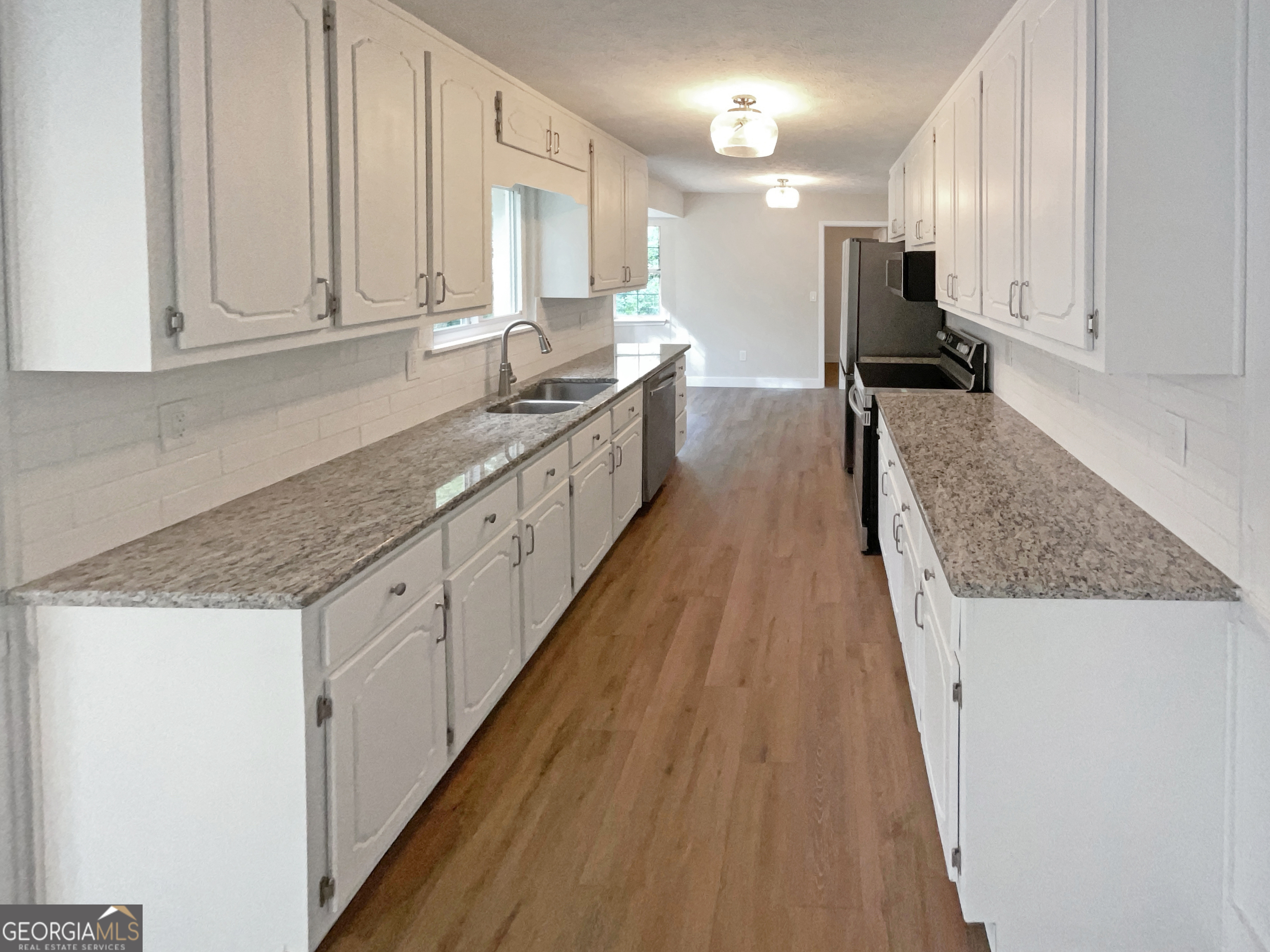 8608 Creekview Court Property Photo 6