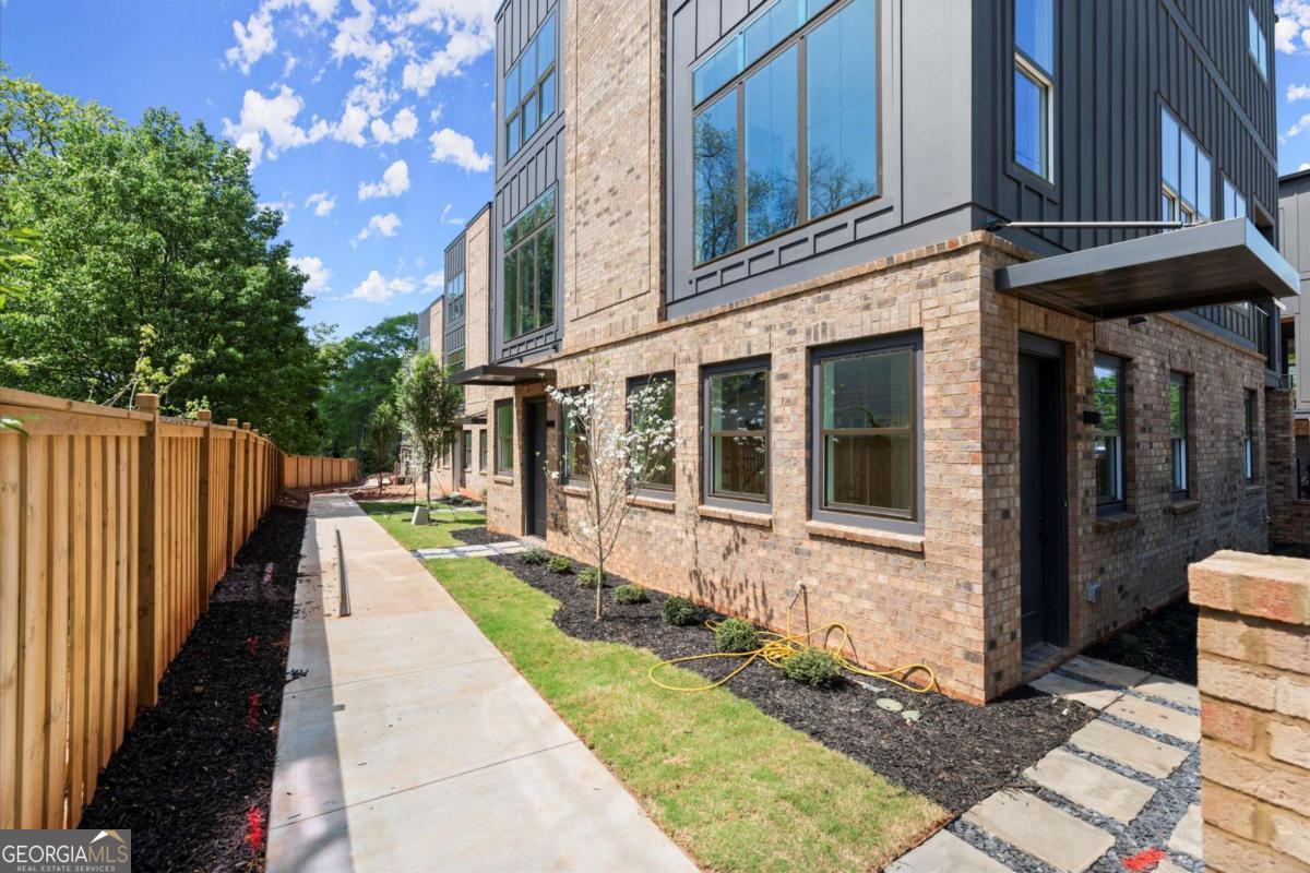 1123 W Marietta Street Nw Property Photo 3