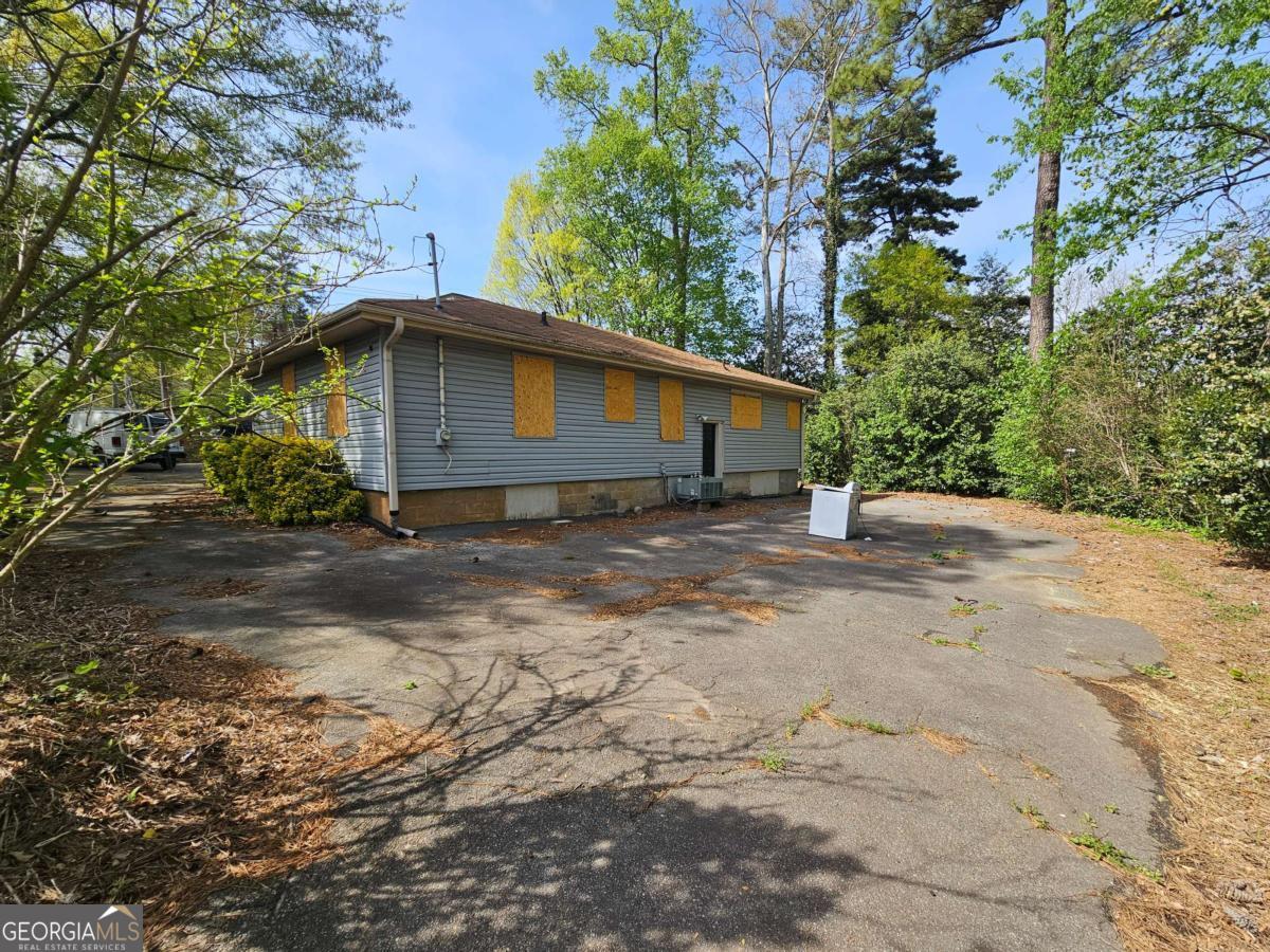 1805 Clairmont Road Property Photo 4