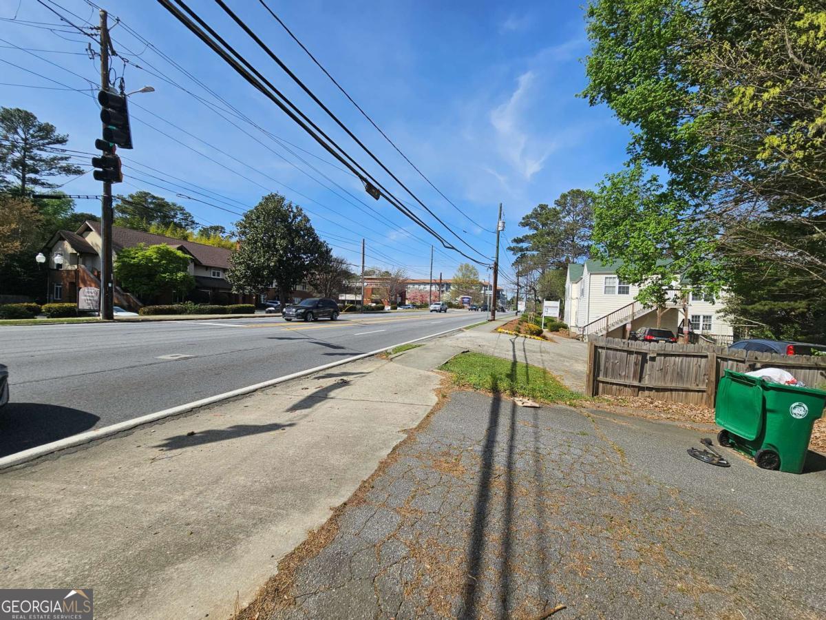 1805 Clairmont Road Property Photo 9