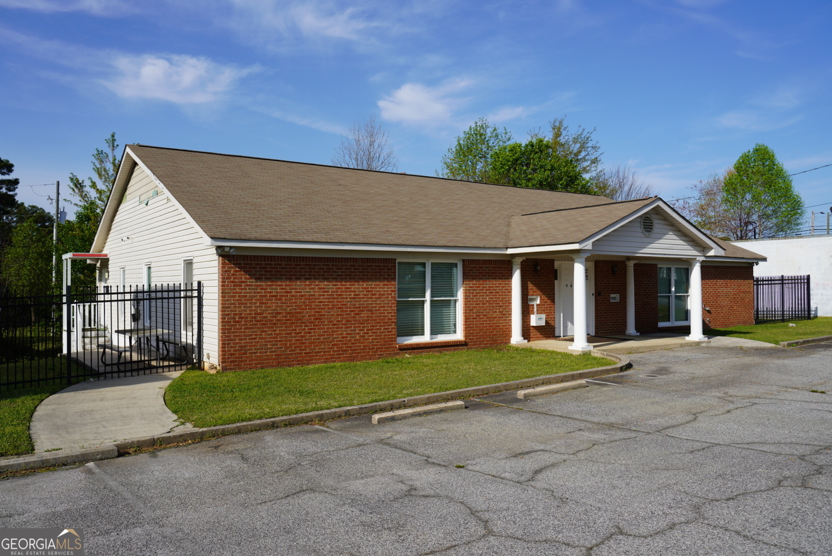542 Parkwood Way Property Photo 2