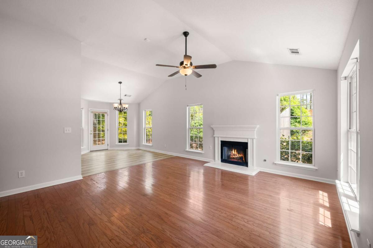 895 Charleston Court Property Photo 8