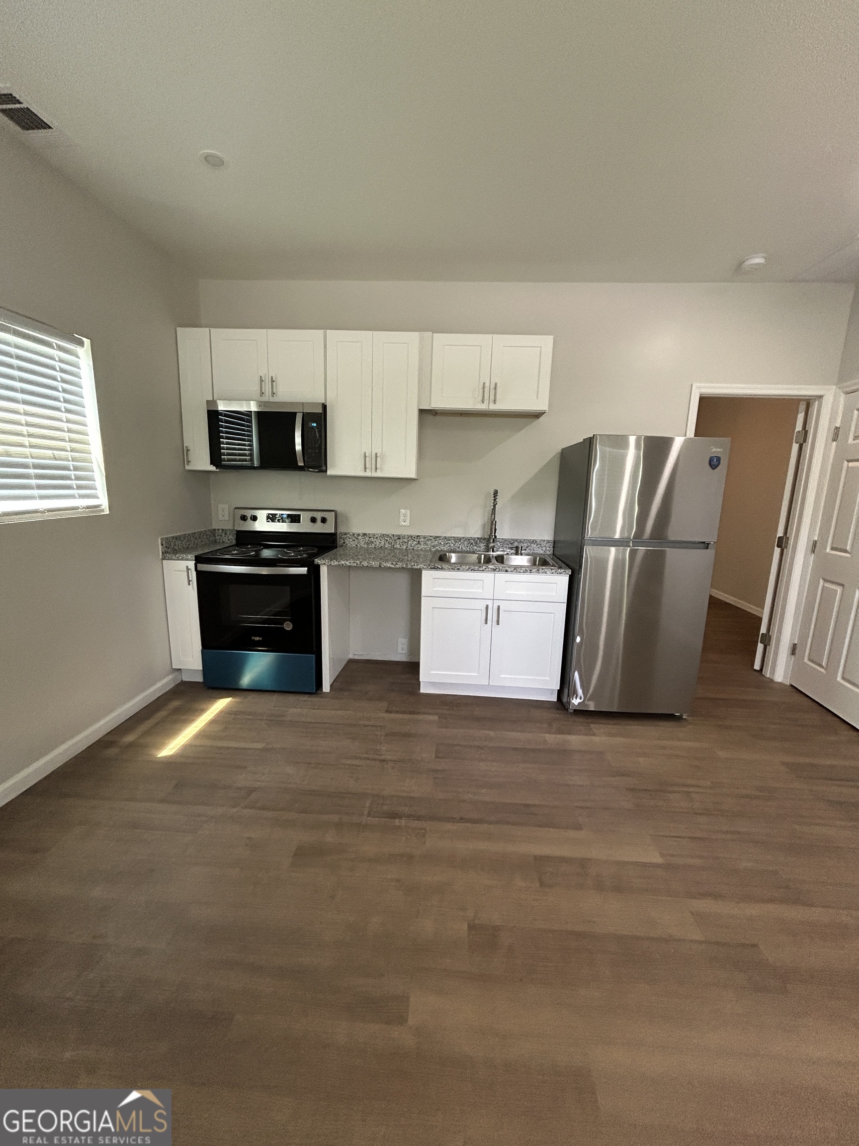 1635 2nd Street Property Photo 3