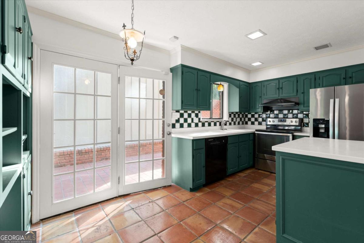6 Westchester Square Property Photo 11